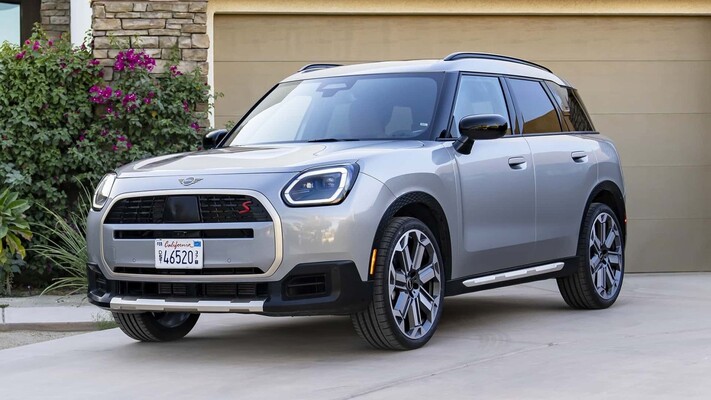 Perspectiva lateral dinámica del MINI Countryman en movimiento. Perspectiva lateral dinámica del MINI Countryman en movimiento.