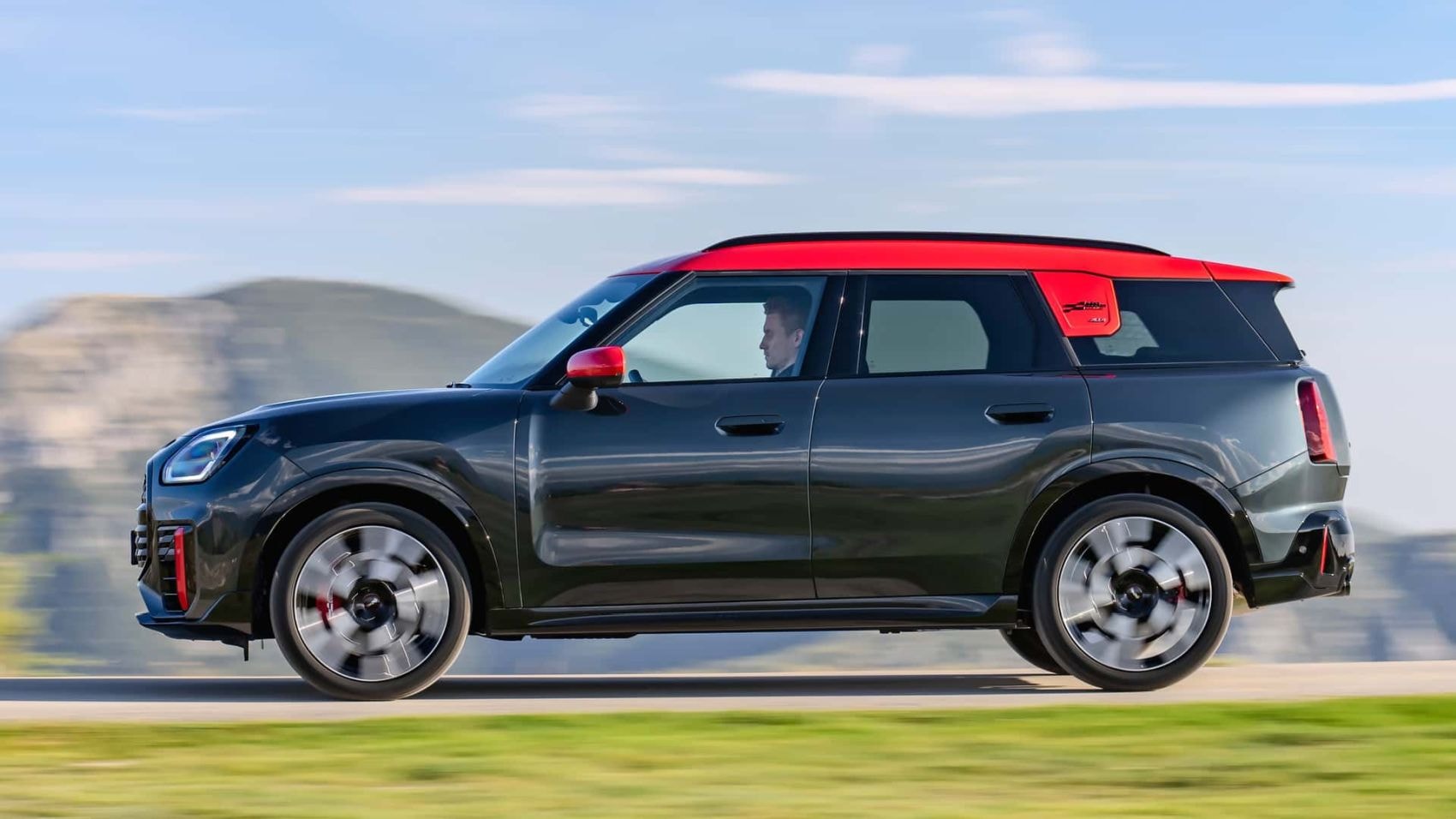 MINI Countryman en movimiento, resaltando su diseño robusto.