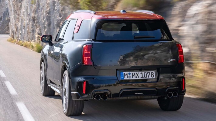 Vista trasera-lateral del MINI Countryman en un entorno moderno. Vista trasera-lateral del MINI Countryman en un entorno moderno.