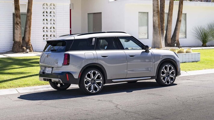 Ángulo trasero del MINI Countryman, mostrando su potencia y elegancia. Ángulo trasero del MINI Countryman, mostrando su potencia y elegancia.