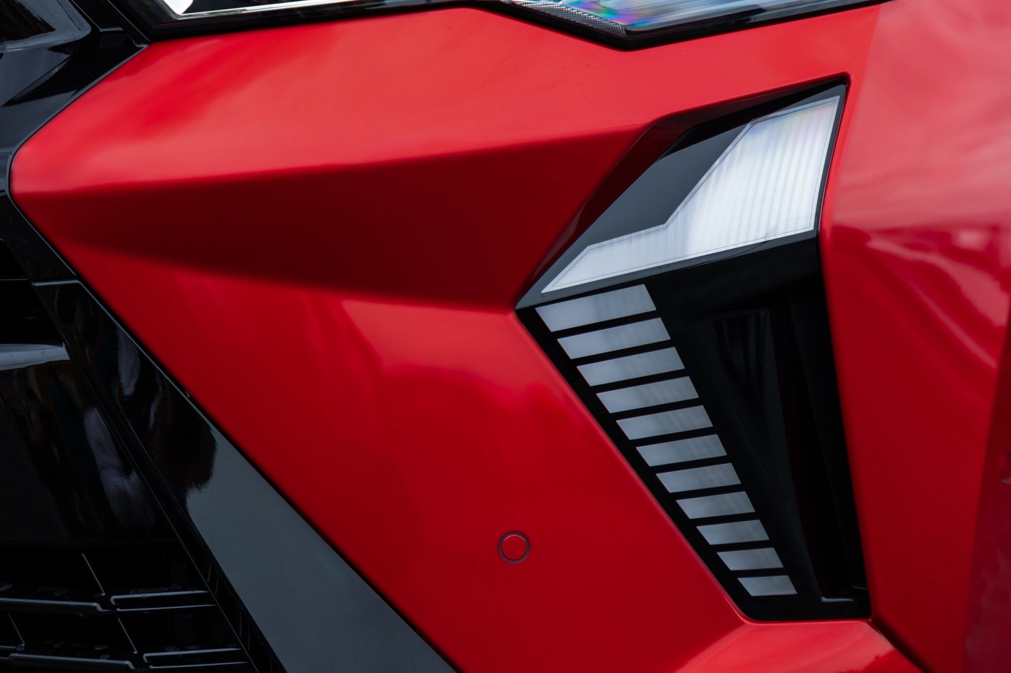 Detalle del diseño frontal del Mitsubishi ASX híbrido, destacando su agresividad.