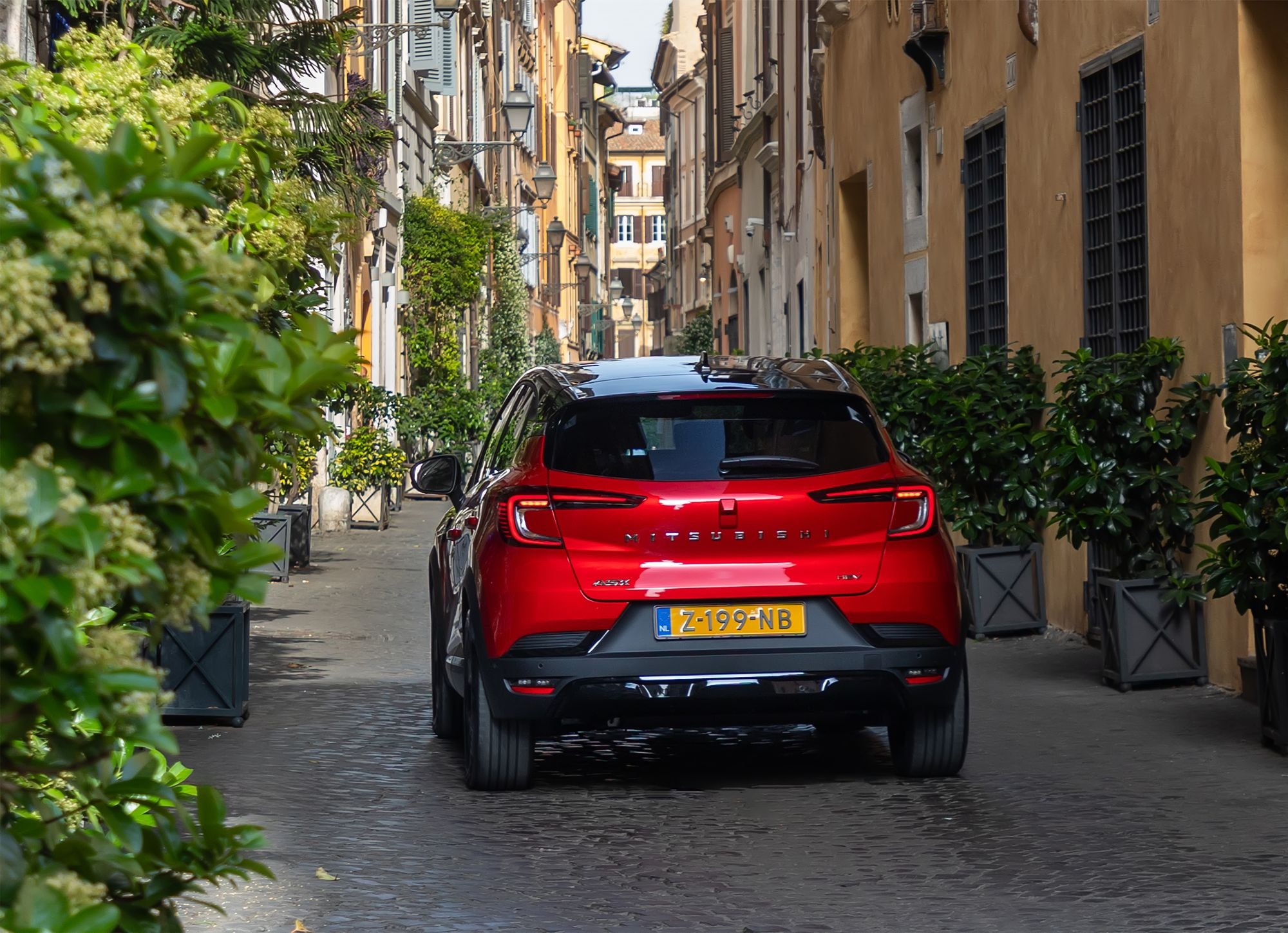 Vista trasera del Mitsubishi ASX híbrido en un entorno urbano.