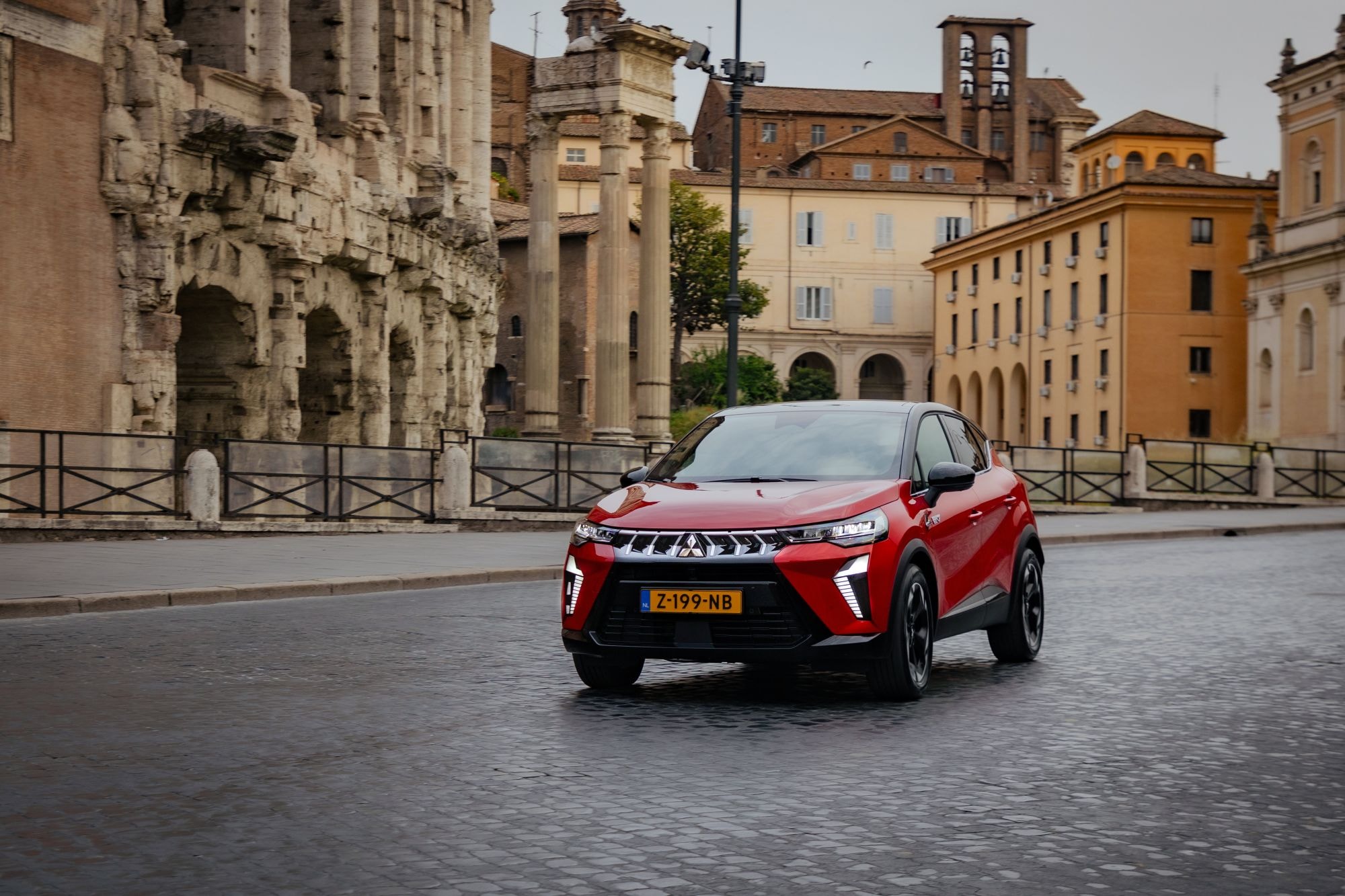 Frontal del Mitsubishi ASX, destacando su moderno diseño de faros y parrilla.