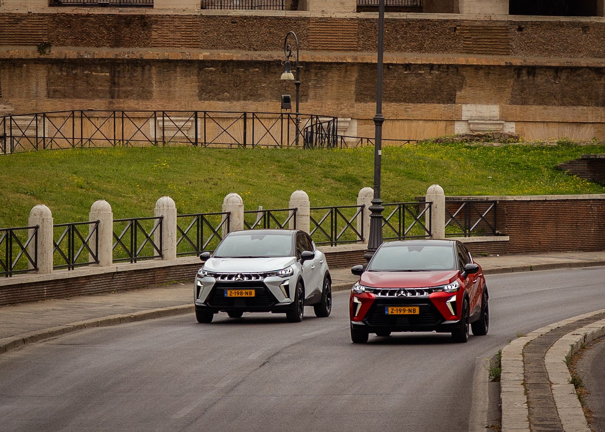 El nuevo Mitsubishi ASX presenta una estética audaz, con líneas definidas y una parrilla prominente.