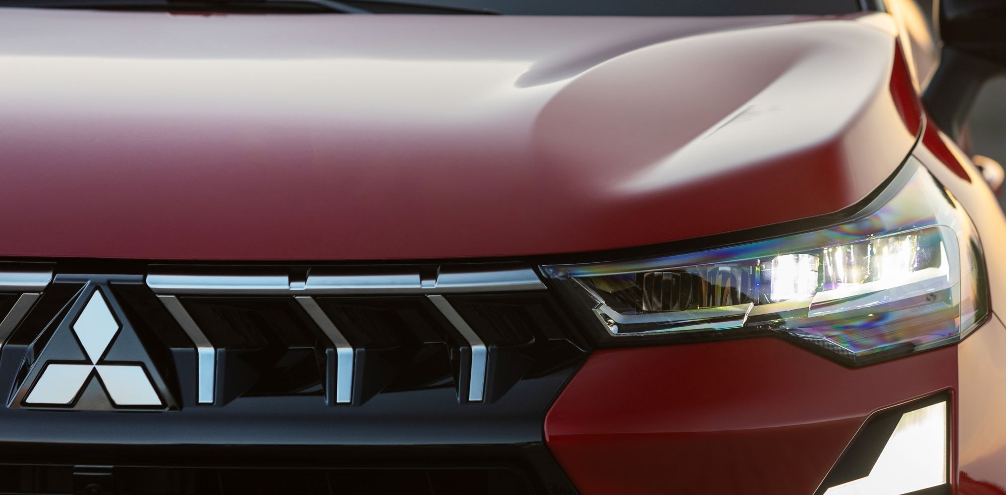 Vista de los faros de diseño agresivo en el Mitsubishi ASX