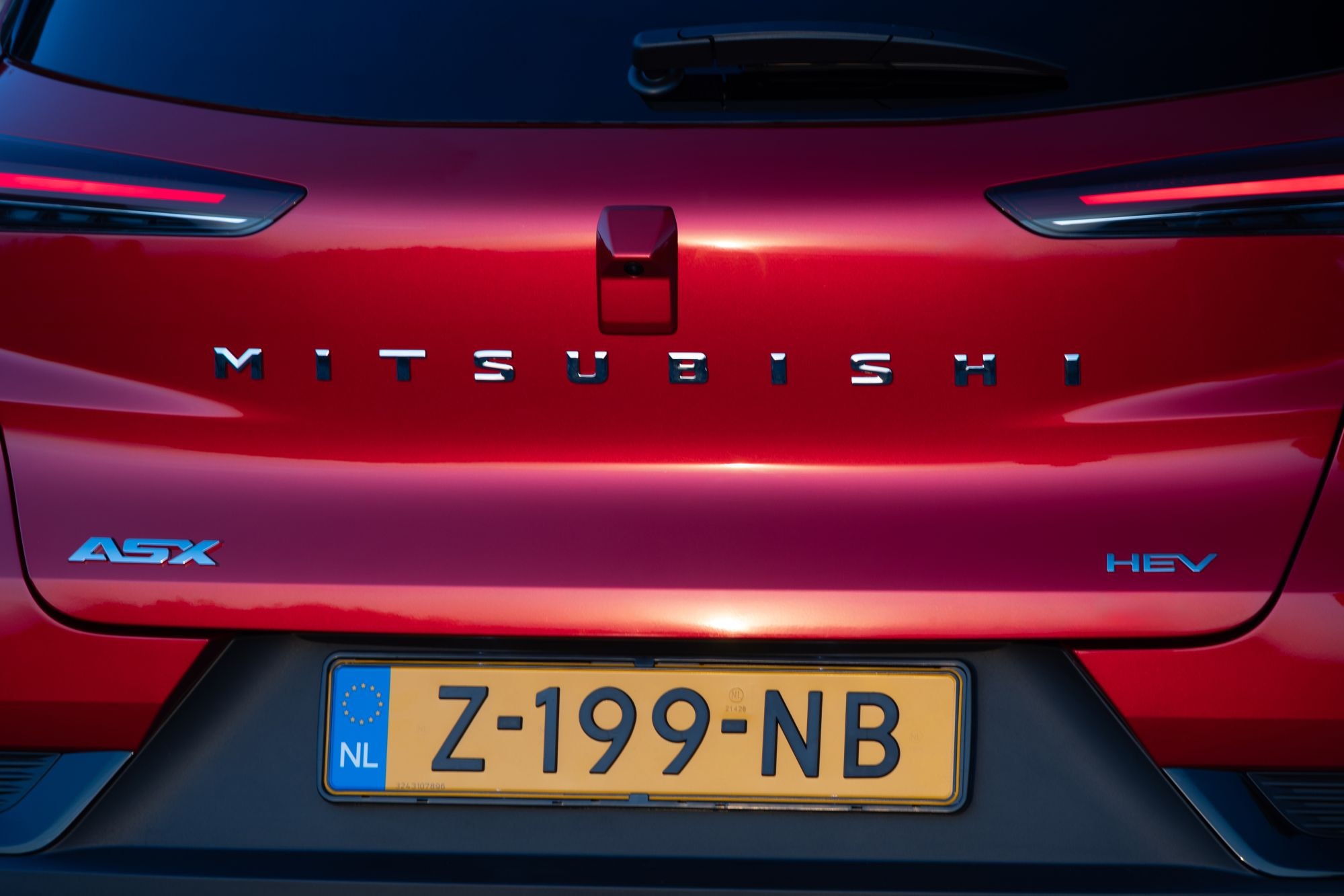 Sello HEV resaltando la tecnología híbrida en el ASX