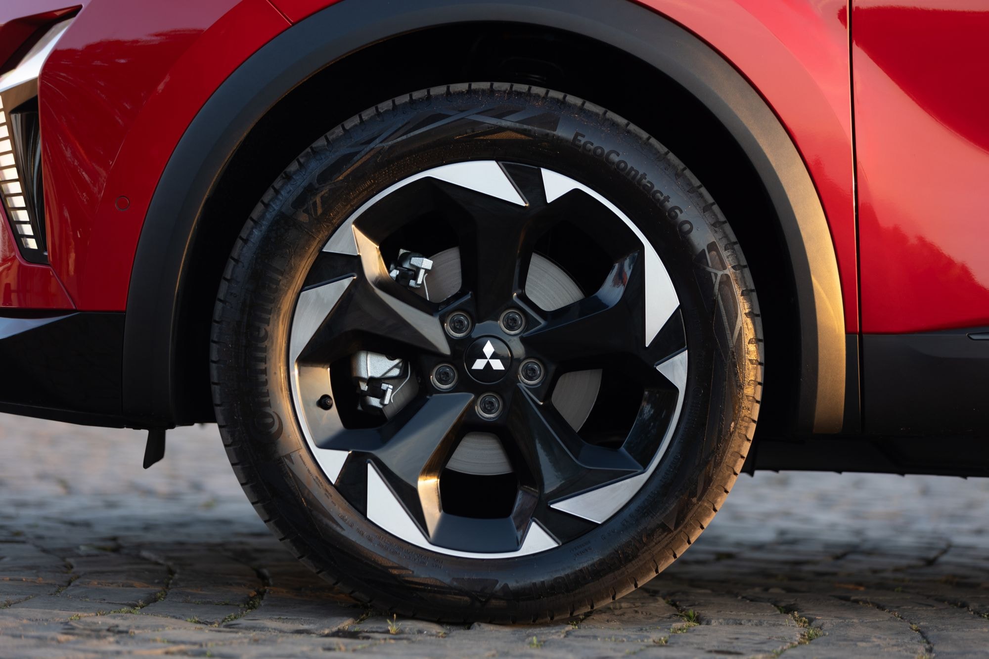 Vista del logo trasero de Mitsubishi en el ASX, un diseño elegante