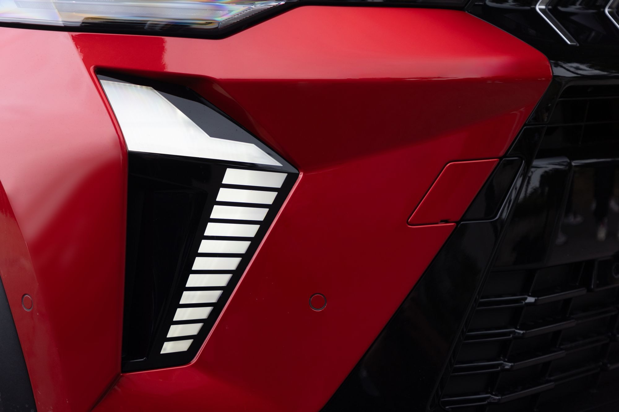 Primer plano del logo Mitsubishi en la parrilla del ASX