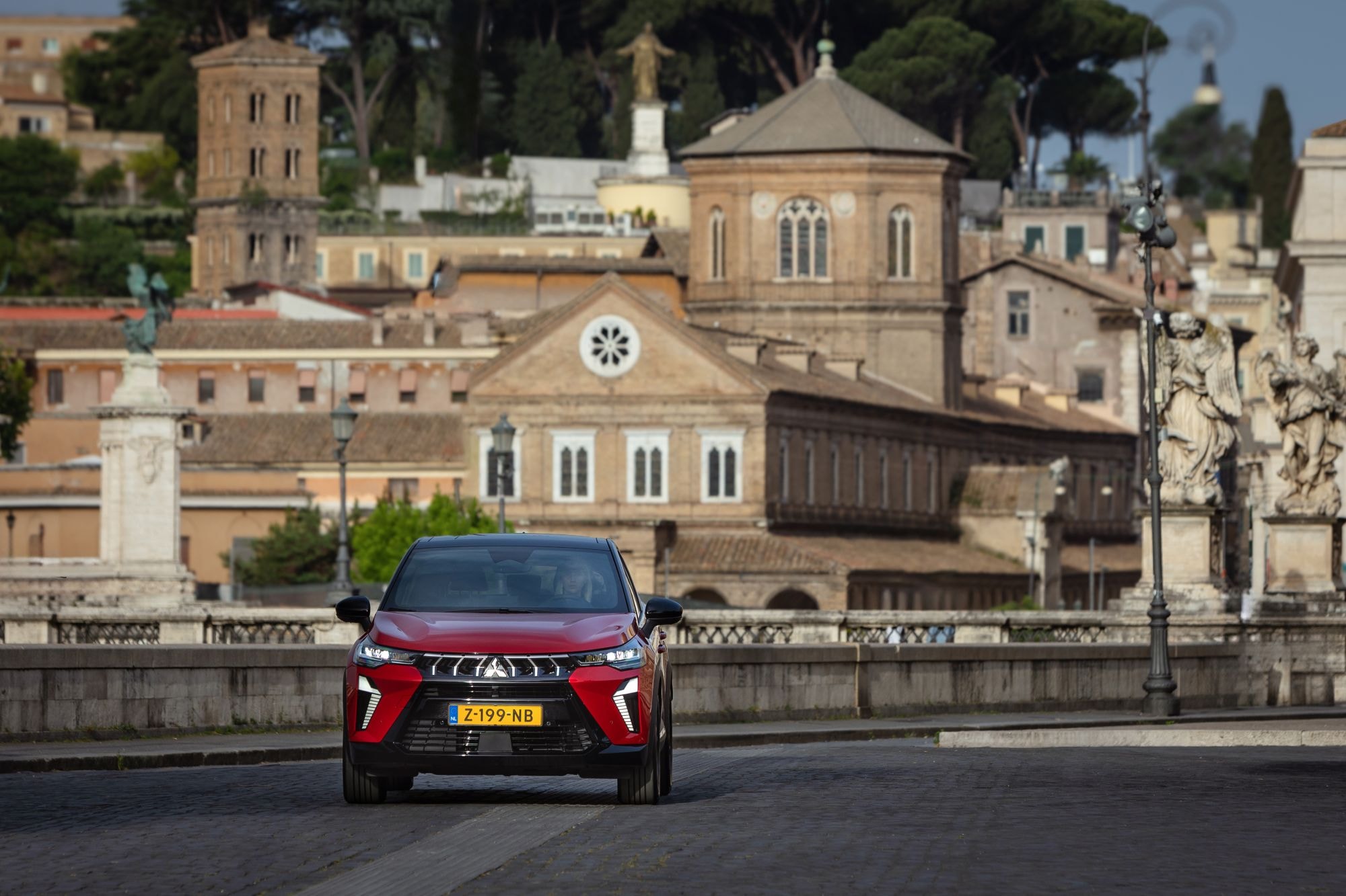 La parte trasera ofrece un aspecto robusto y elegante.