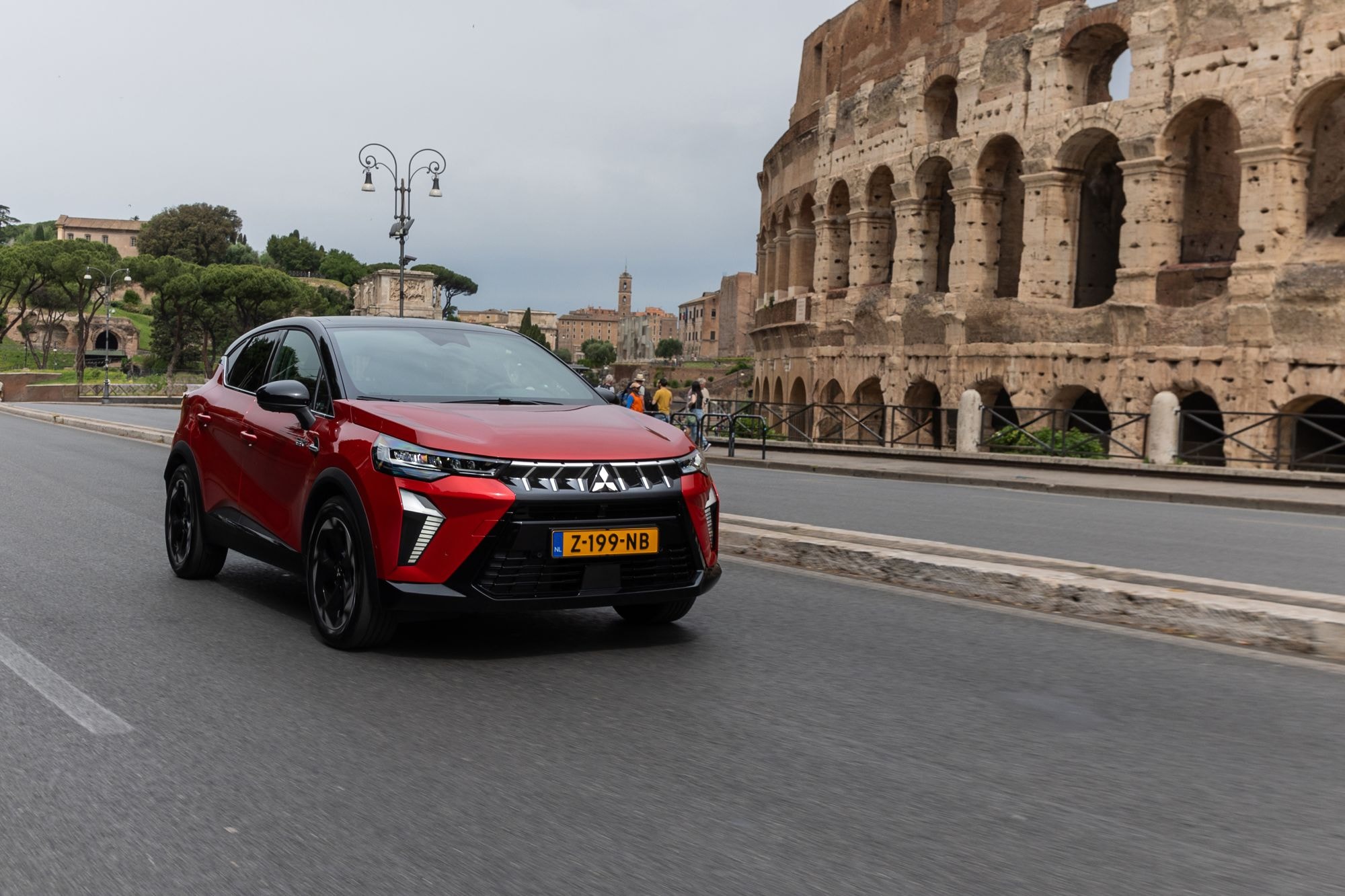 Dos versiones del ASX en un entorno icónico.