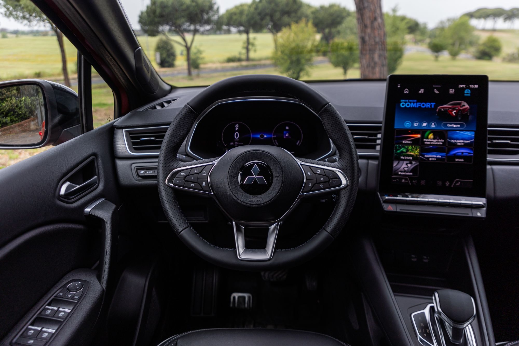 Vista interior del Mitsubishi ASX híbrido mostrando el diseño moderno