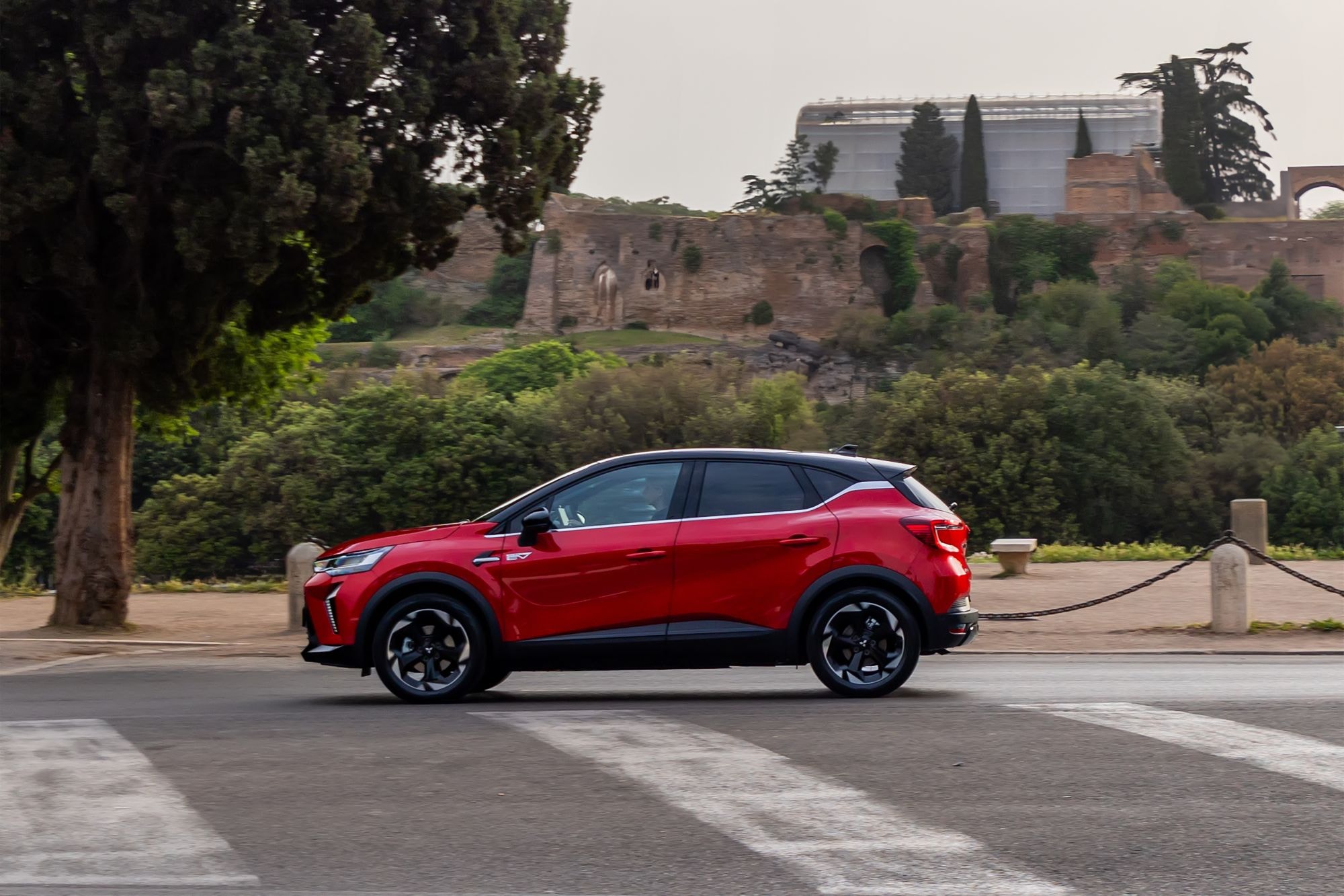 Perspectiva lateral que enfatiza su deportividad y elegancia.