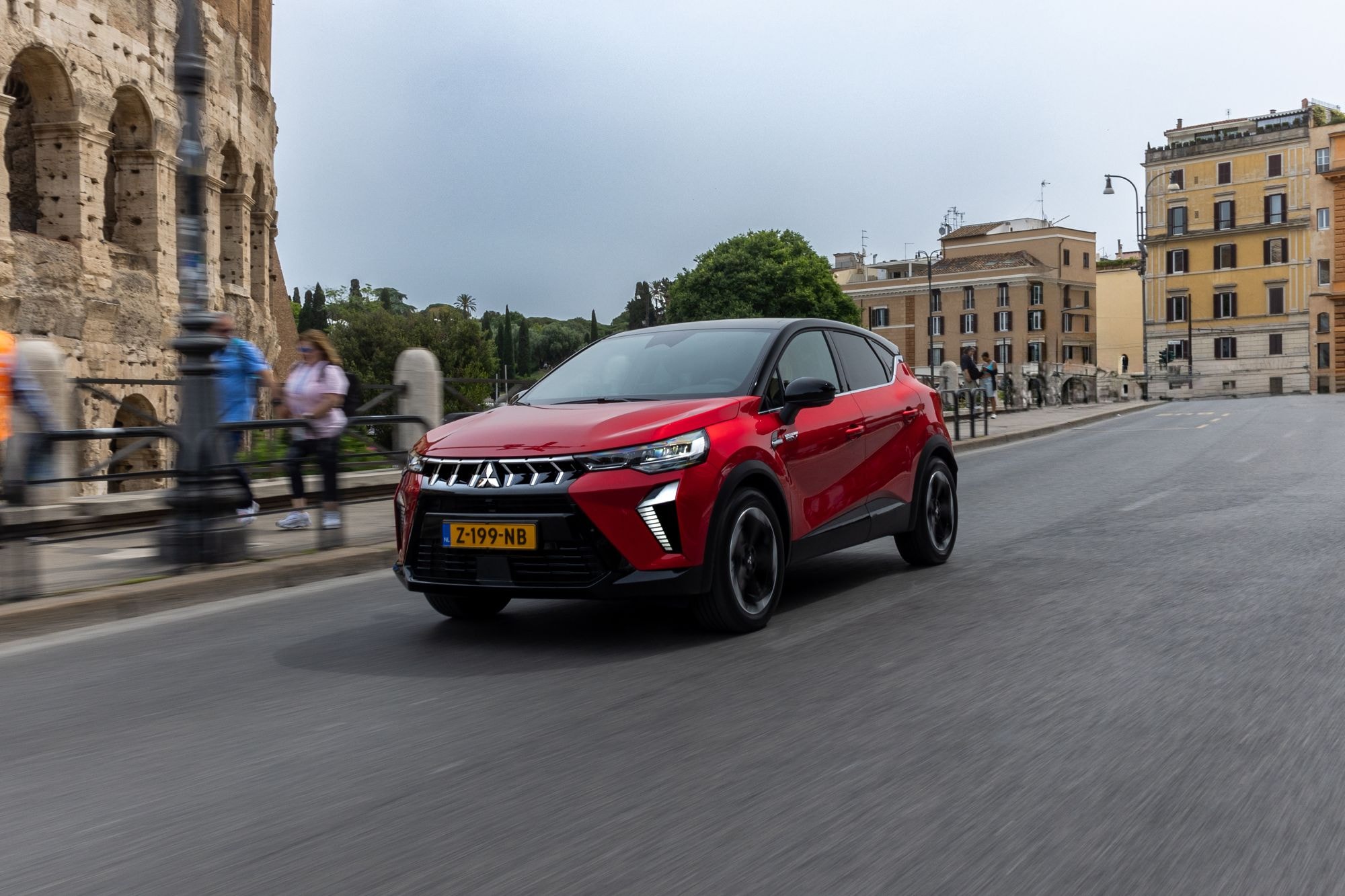 Mitsubishi ASX híbrido en una curva urbana, destacando su diseño ágil.