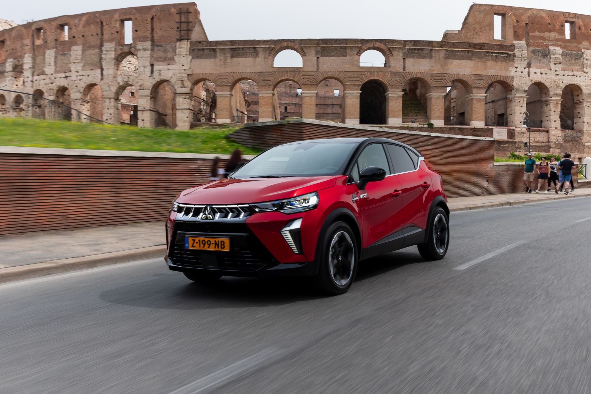 Vista lateral del Mitsubishi ASX híbrido en una calle histórica.