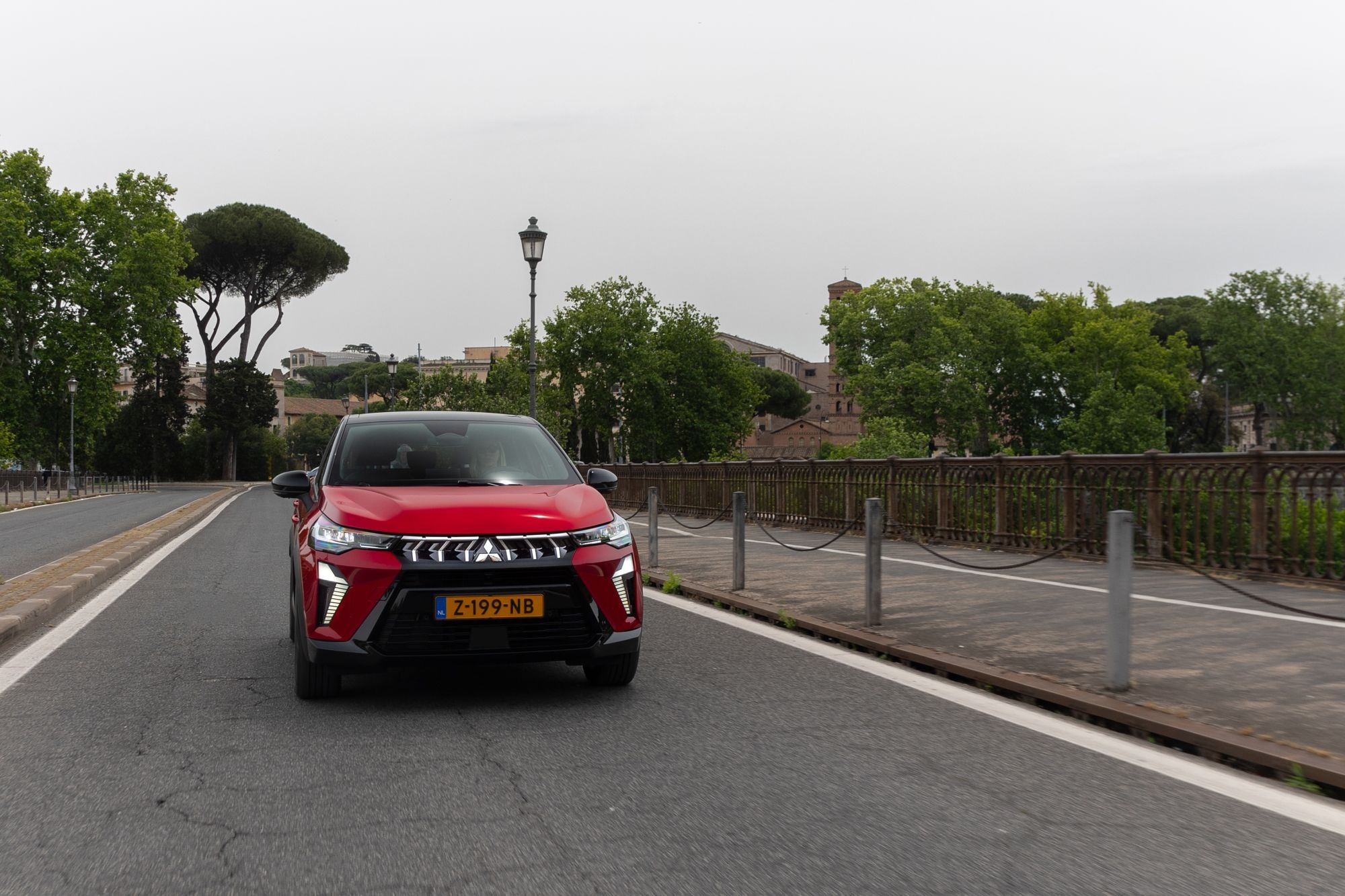 Mitsubishi ASX híbrido pasando frente al Coliseo, resaltando su estilo.