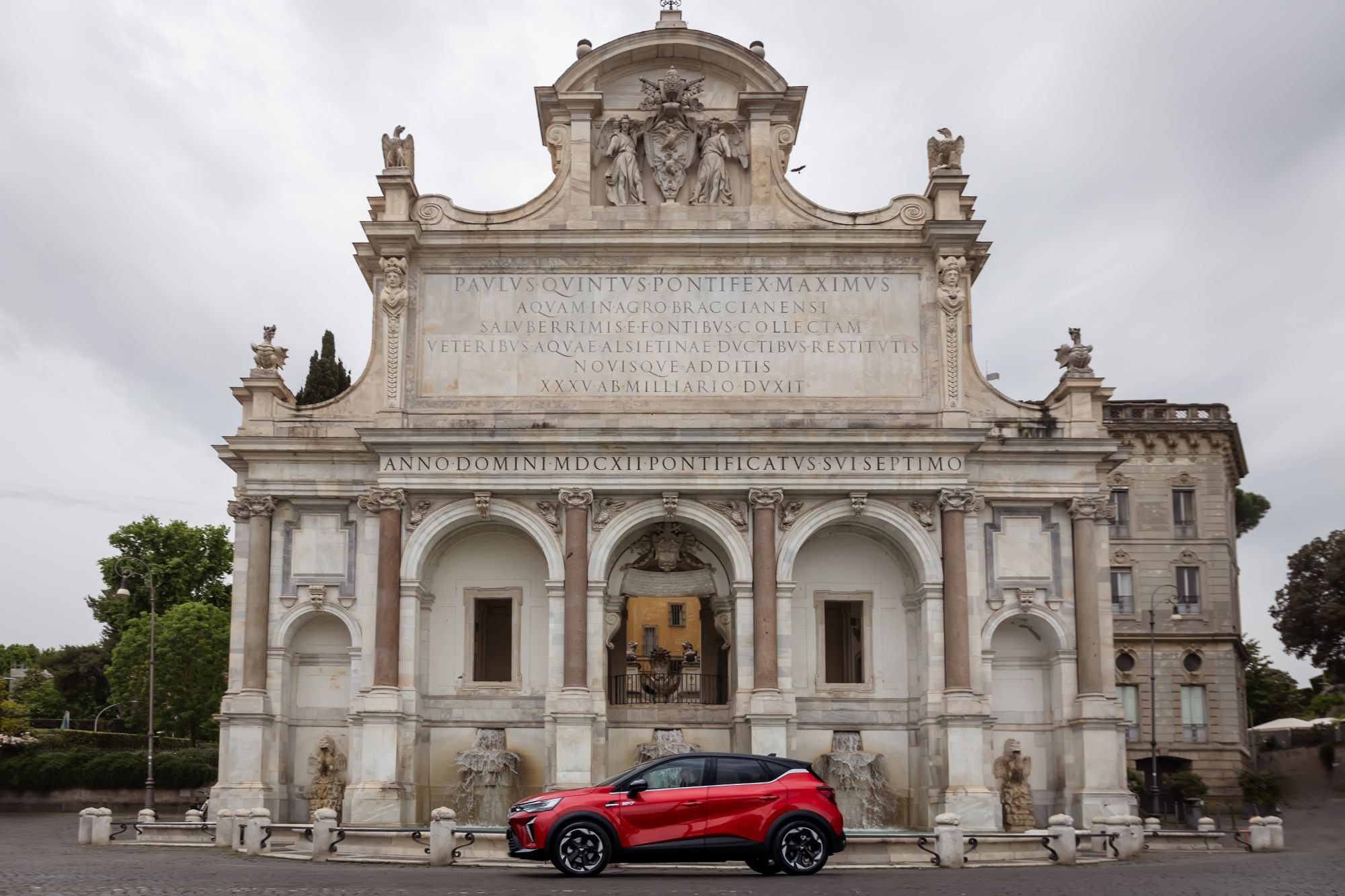 Frontal del Mitsubishi ASX híbrido, mostrando su estética moderna.