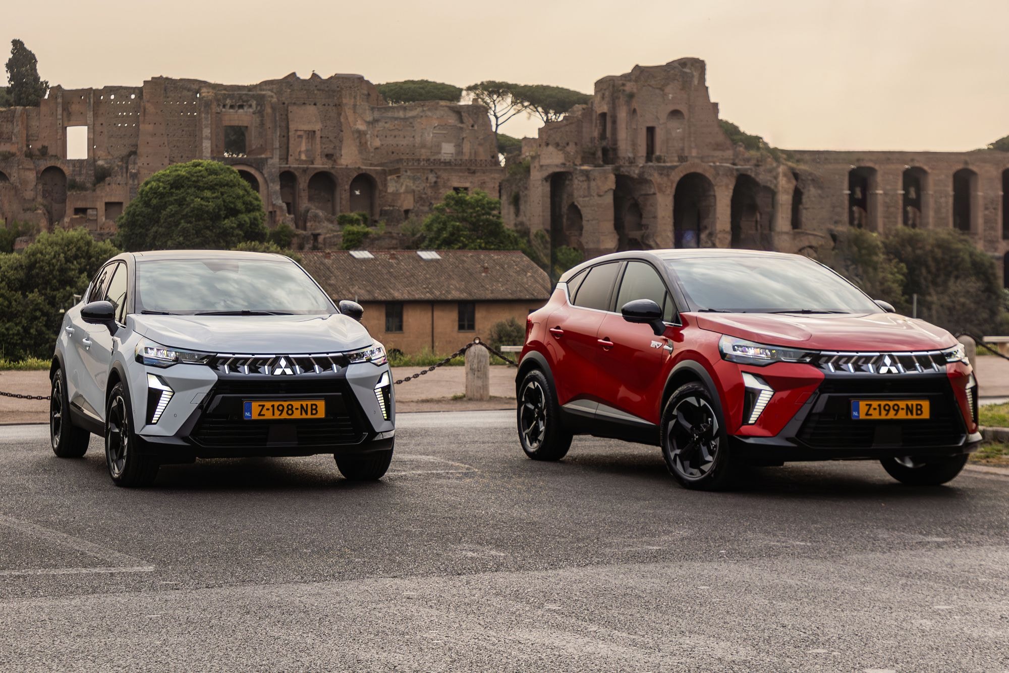 Mitsubishi ASX híbrido en carretera rural, resaltando su silueta dinámica.