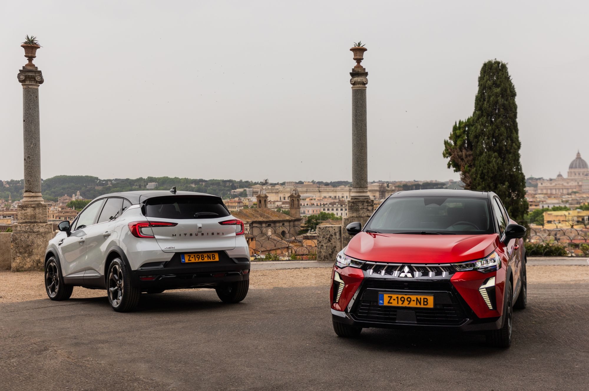 Dos Mitsubishi ASX híbridos juntos, comparando su diseño innovador.