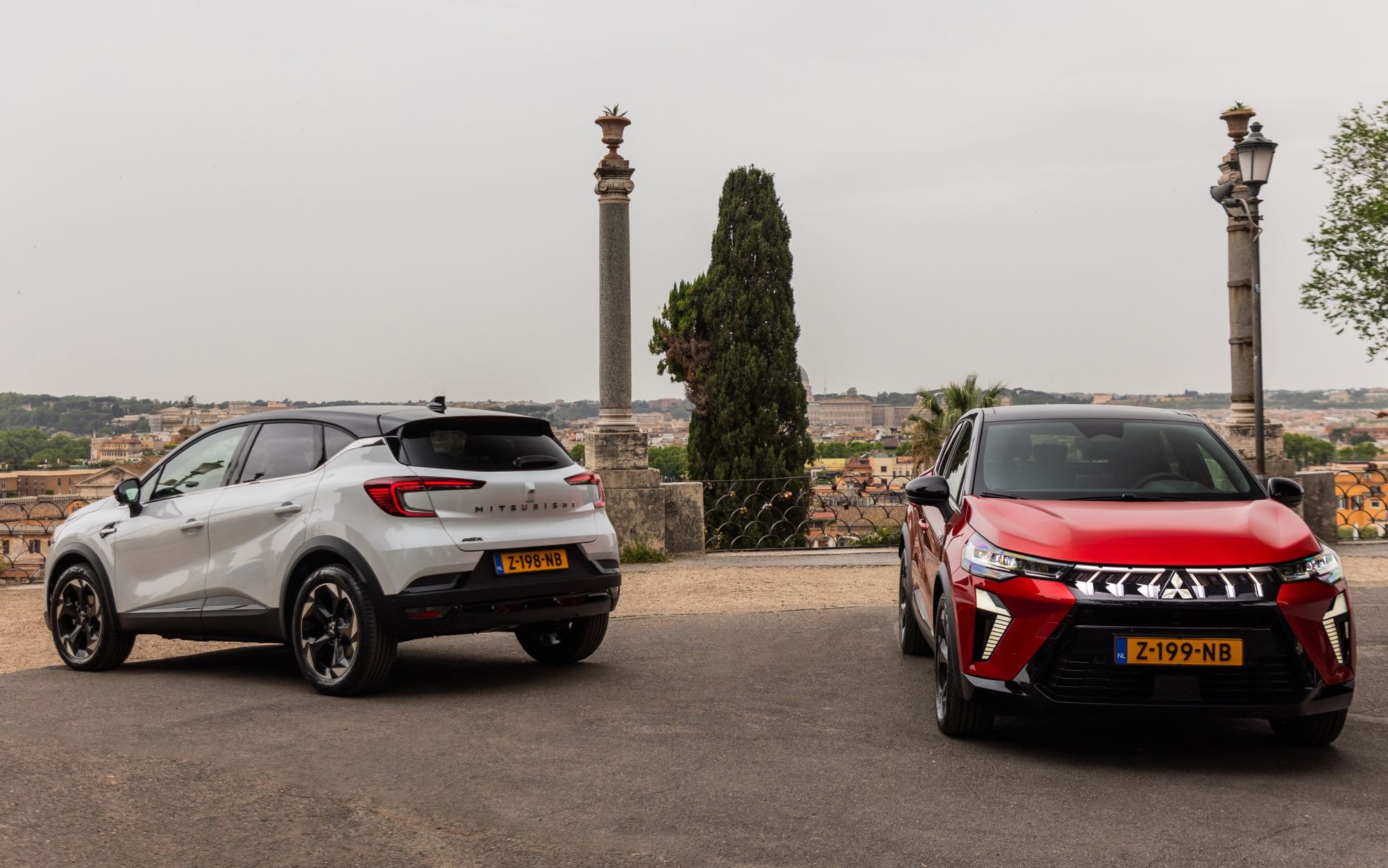 Vista trasera de los dos ASX híbridos, reflejando su diseño contemporáneo.