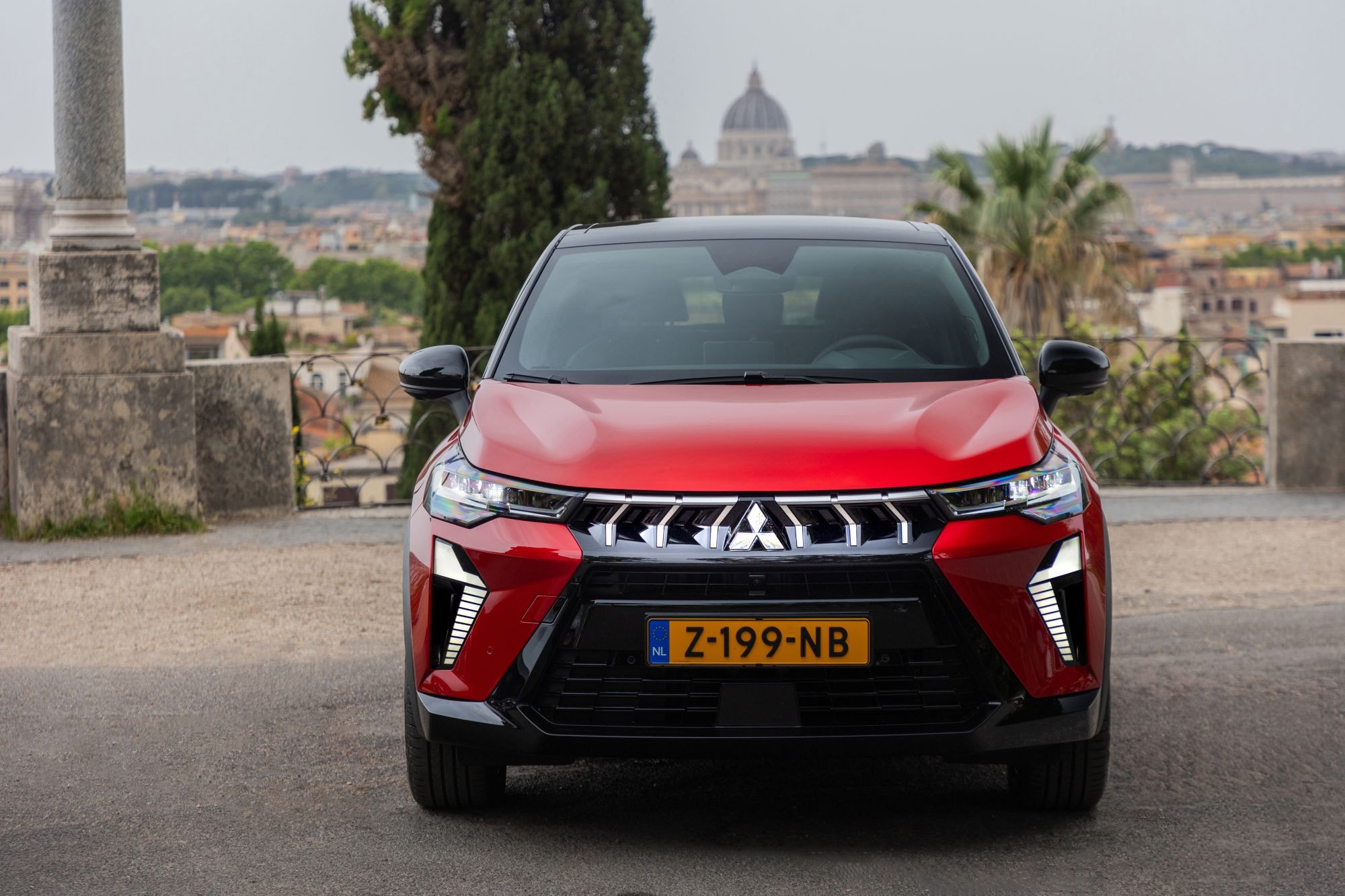 Otra vista trasera del Mitsubishi ASX híbrido, contrastando con el paisaje.