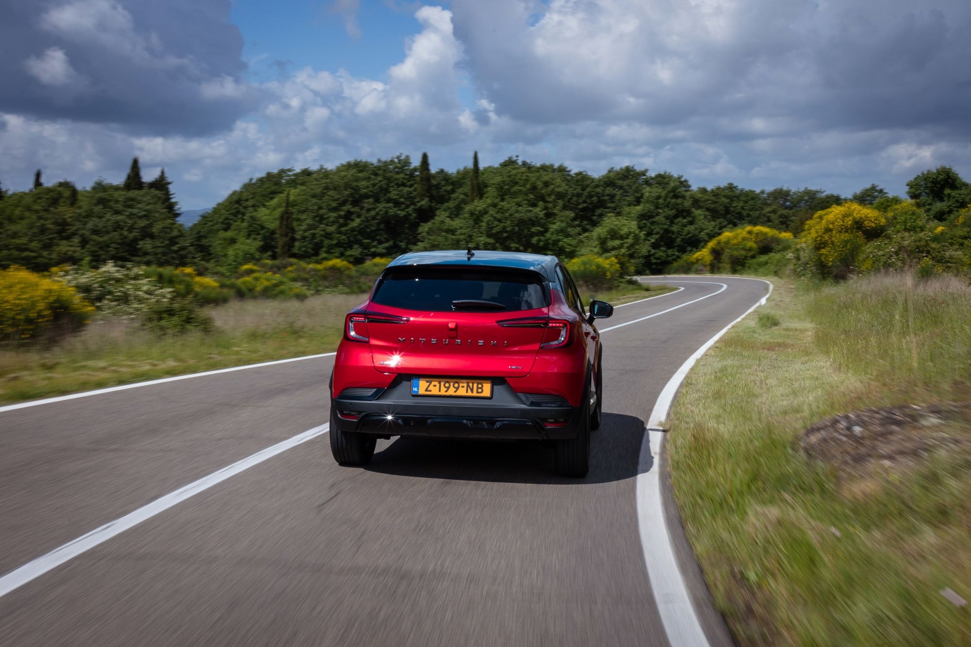 El Mitsubishi ASX híbrido se mueve con fluidez por carreteras sinuosas.