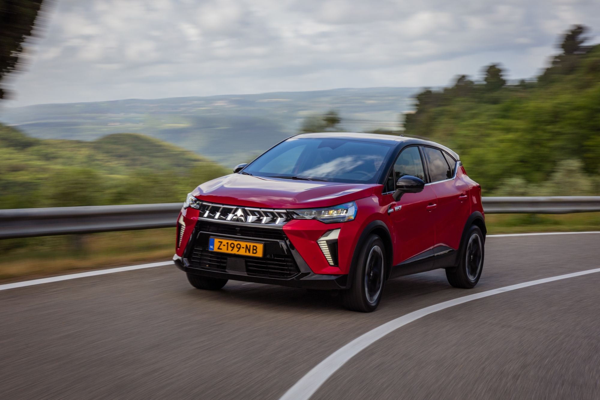 Impresionante vista del Mitsubishi ASX híbrido, perfecto para aventuras.