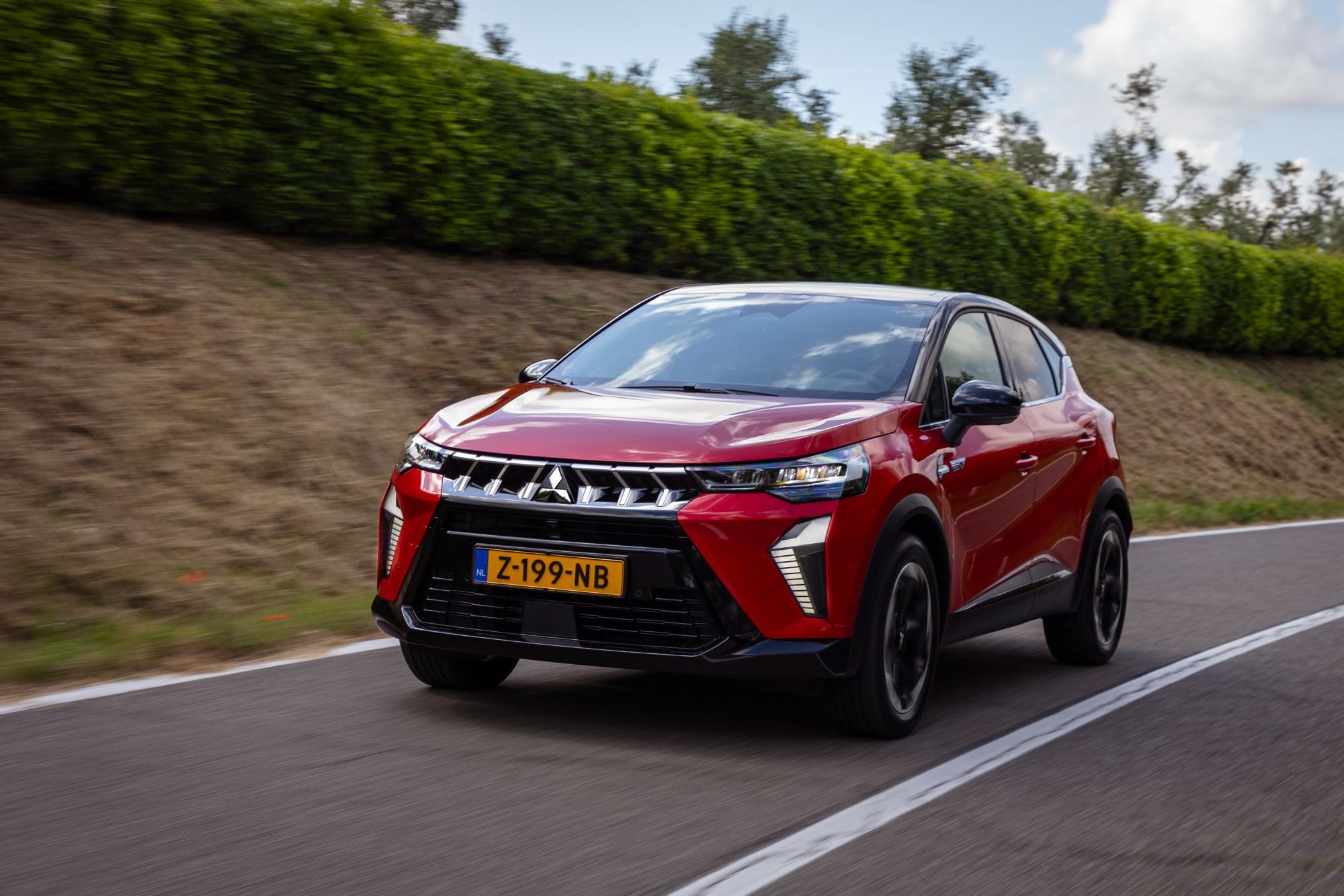 El Mitsubishi ASX híbrido en acción, mostrando su agresivo frontal.