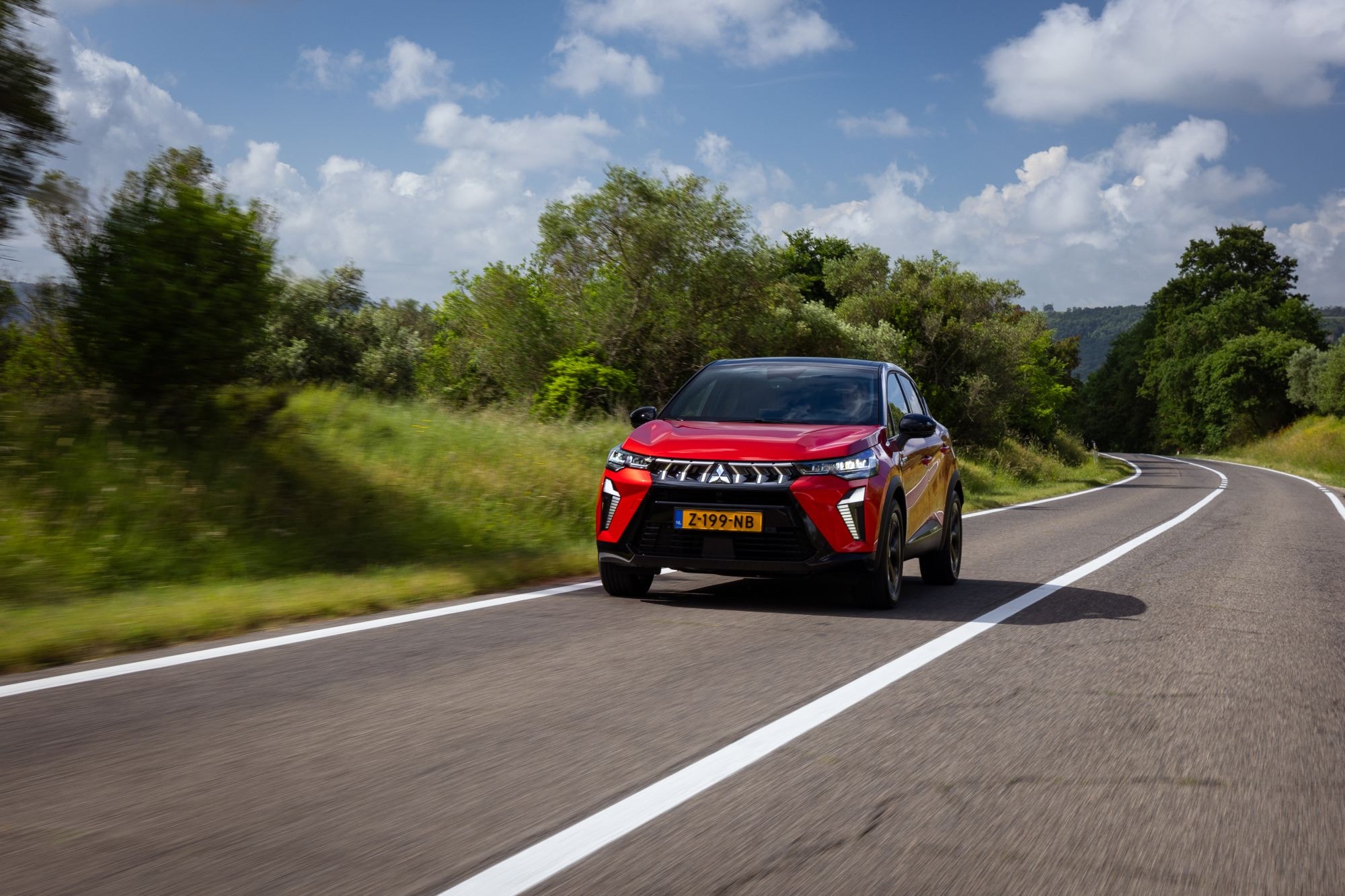 El Mitsubishi ASX híbrido destaca con su diseño elegante en la ciudad.