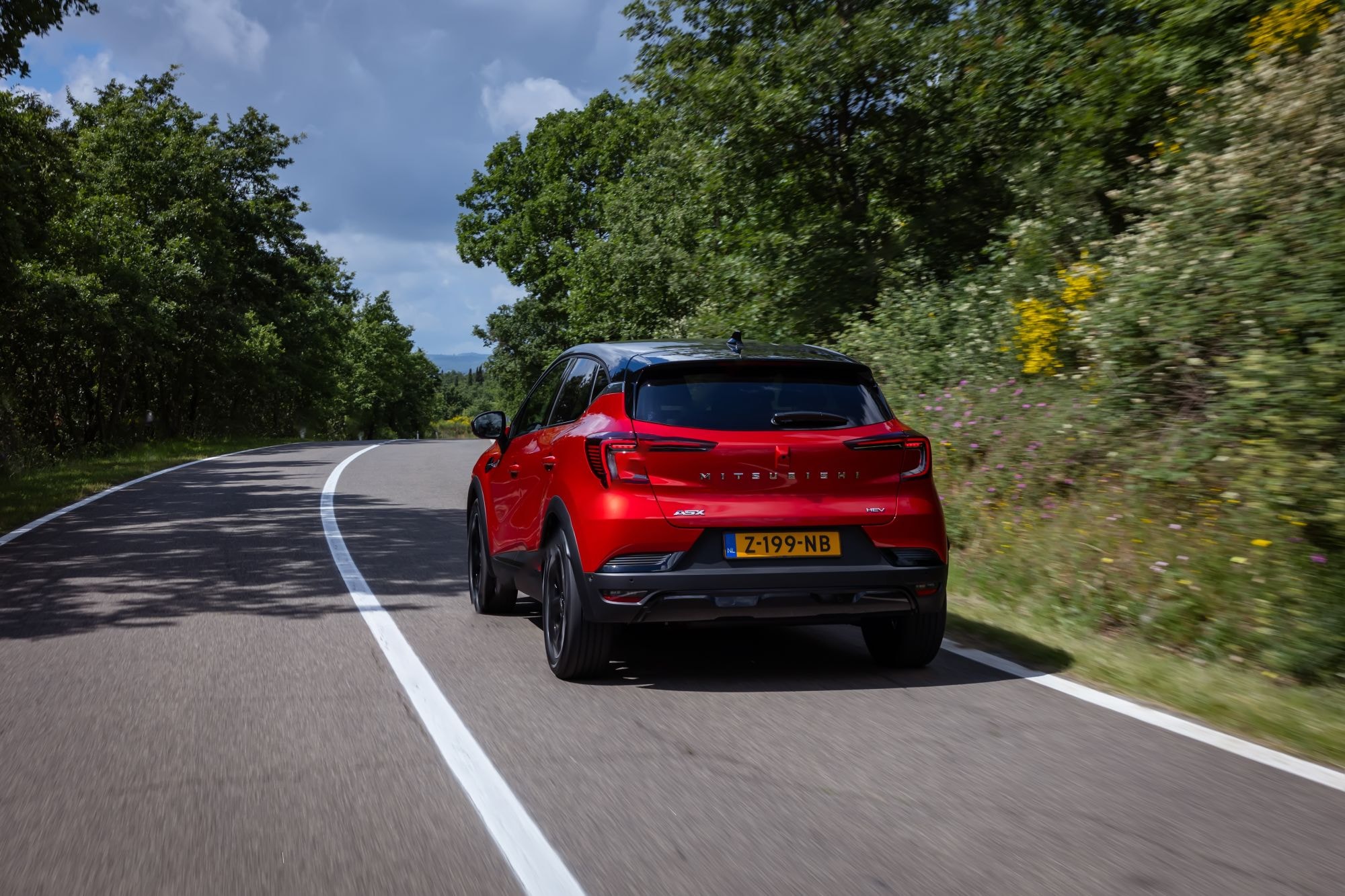 Mitsubishi ASX híbrido sortea curvas con su diseño dinámico y aerodinámico.