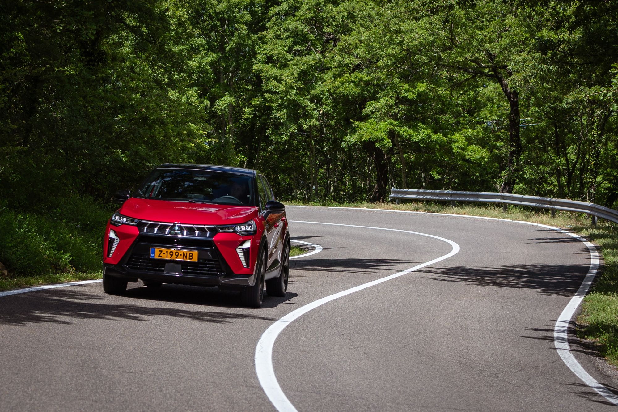 El ASX híbrido luciendo su diseño contemporáneo en la carretera.