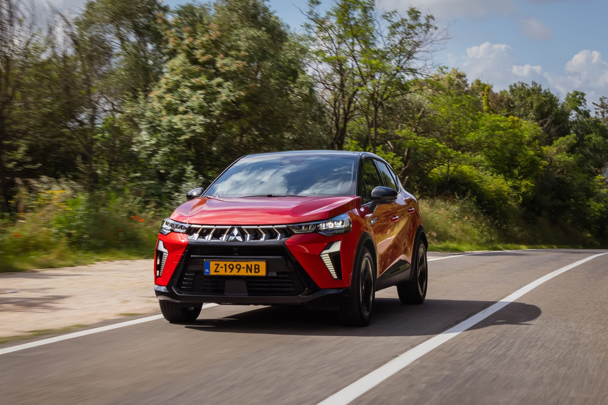 Vista trasera del Mitsubishi ASX híbrido, ideal para entornos urbanos.