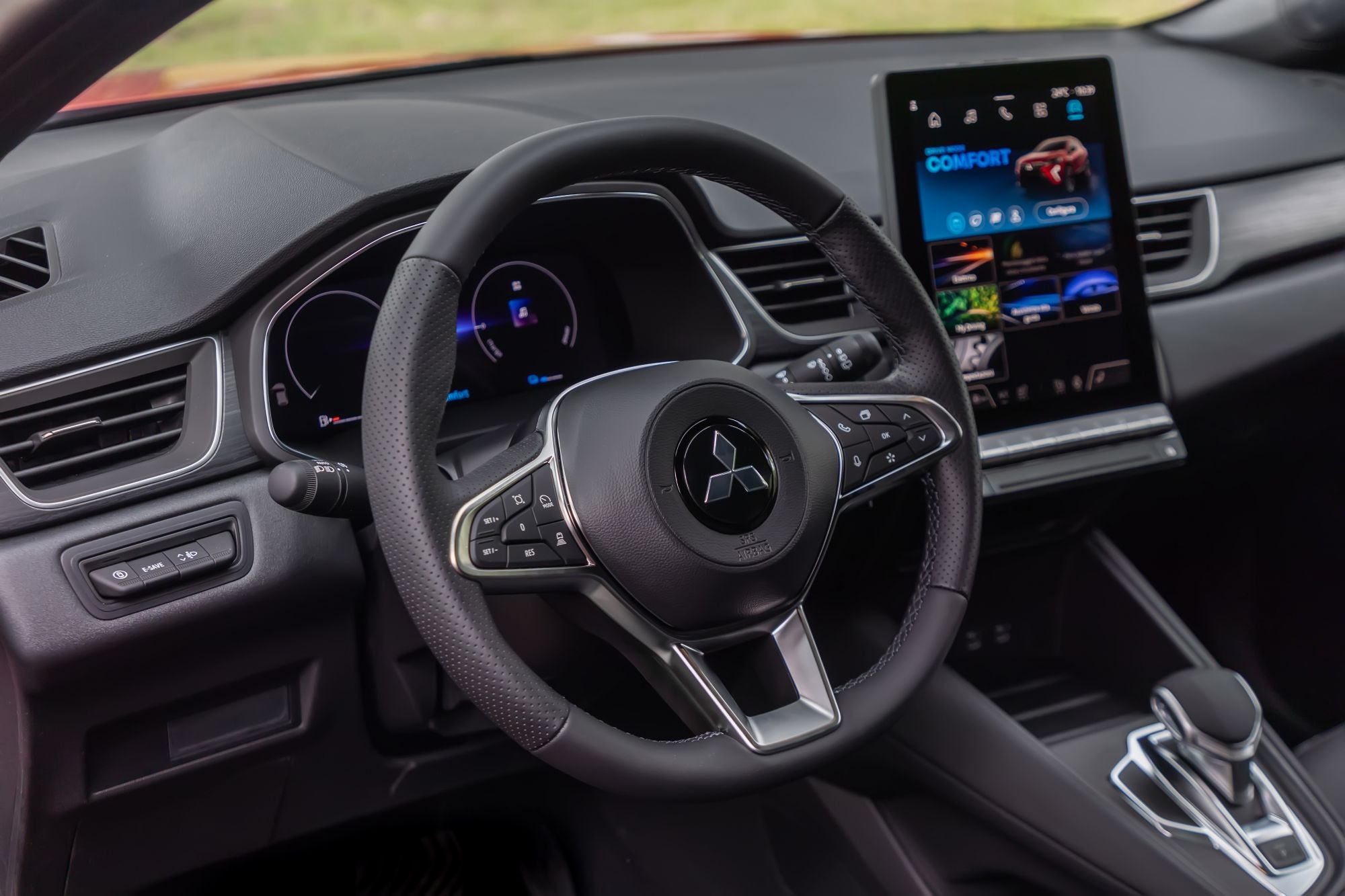 Primer plano de la palanca de cambios del ASX, resaltando el diseño.