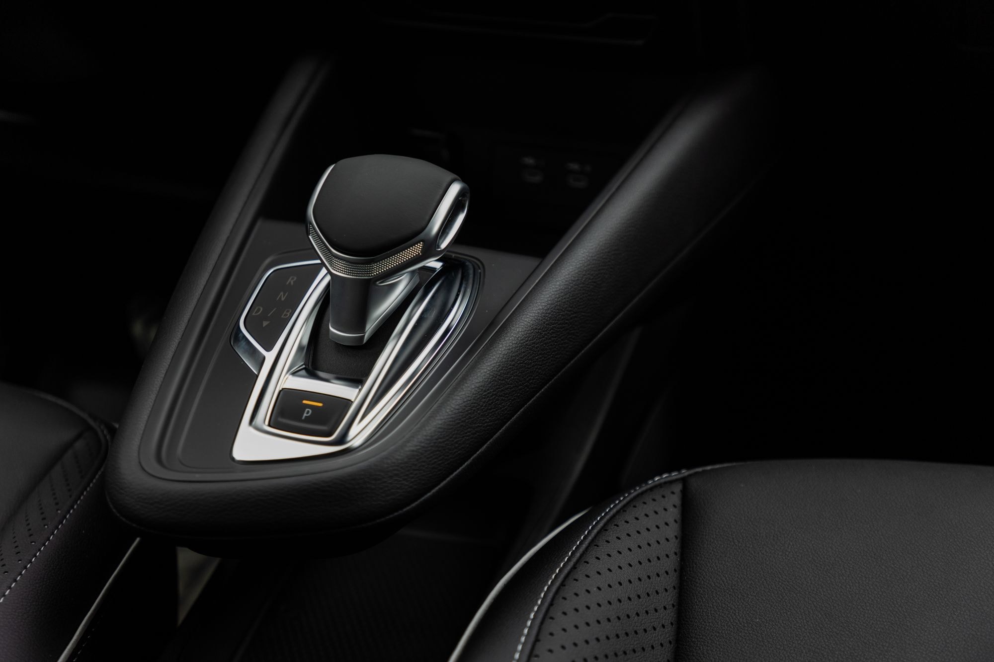 Comparativa entre el ASX híbrido rojo y blanco, ofreciendo una vista impactante.