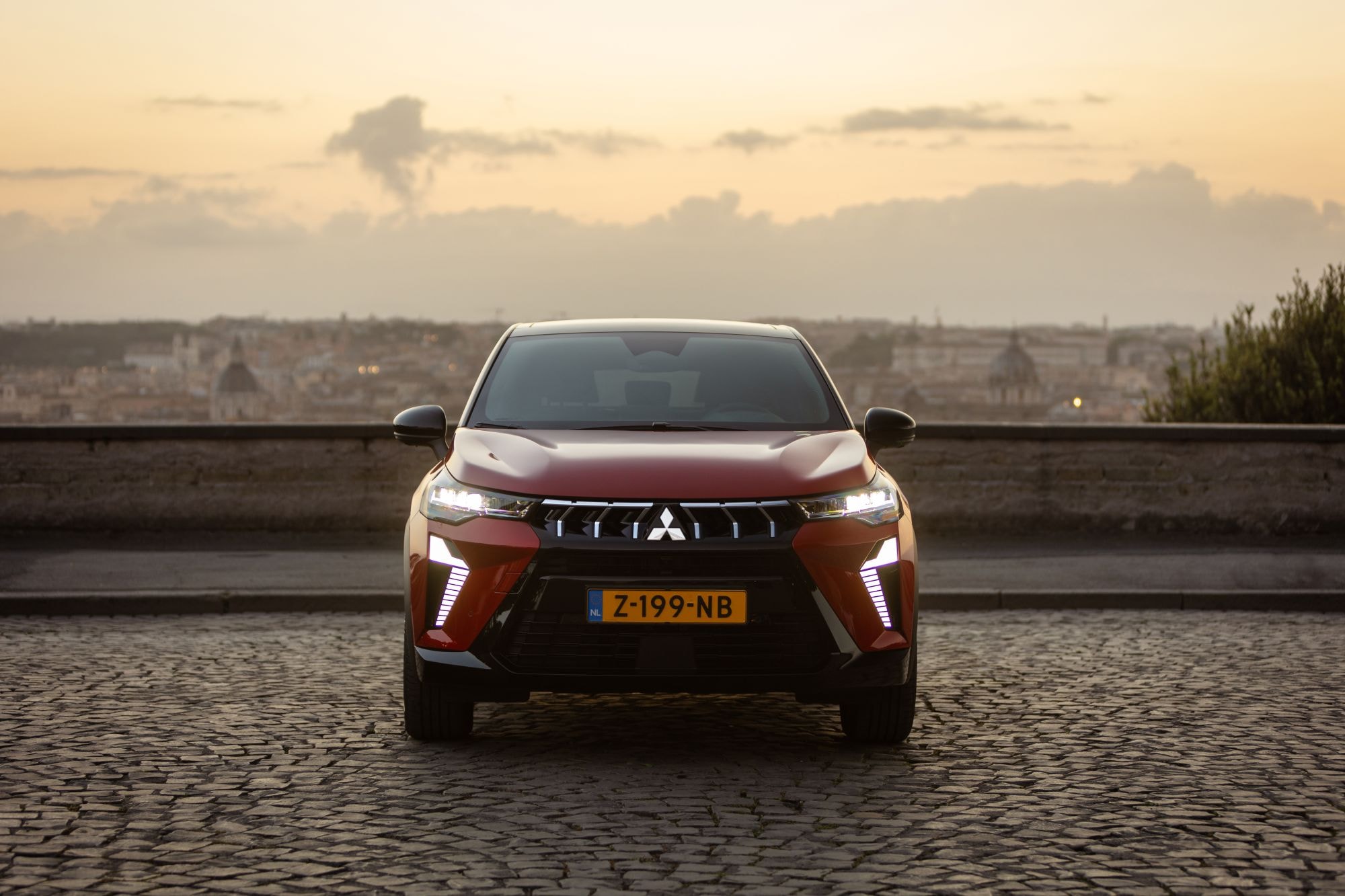 Perspectiva lateral y delantera del ASX híbrido, fusionando estilo y potencia.