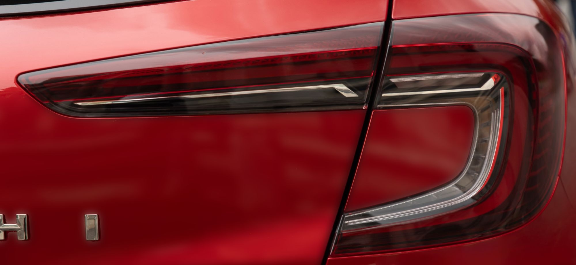 Detalle del logo ASX en la parte trasera del vehículo.