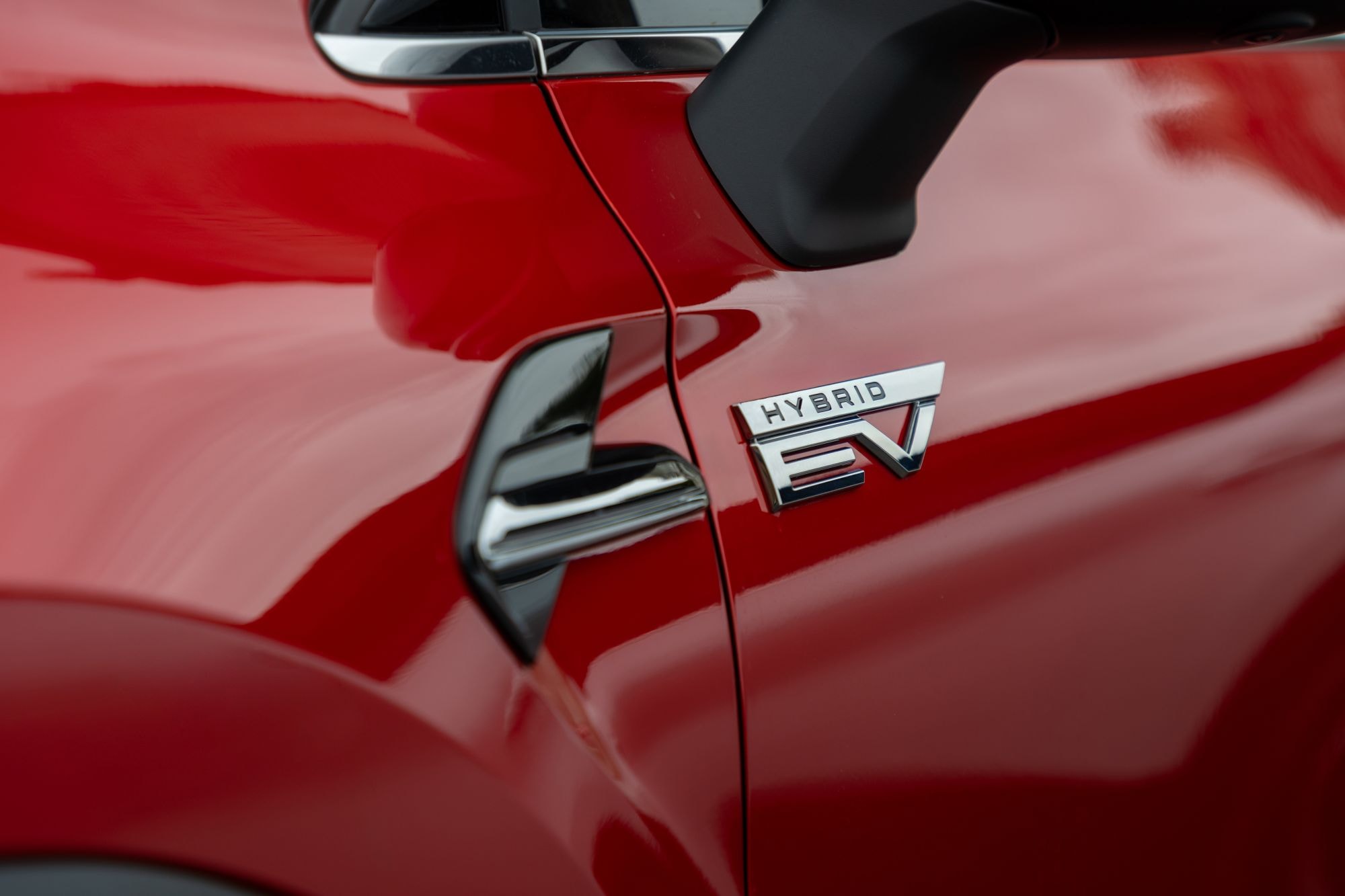 Frente del Mitsubishi ASX híbrido con su distintiva parrilla.