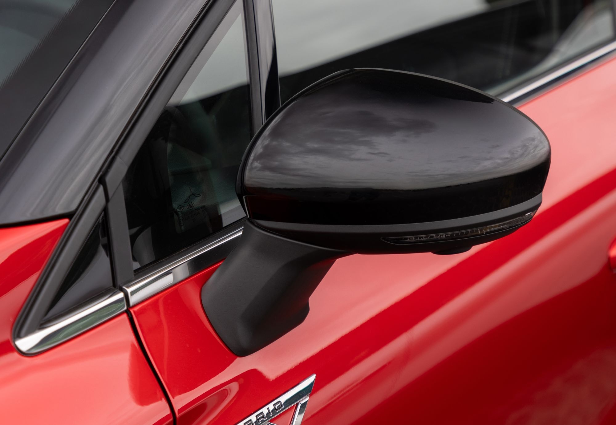 Vista lateral destacando el logo híbrido EV.