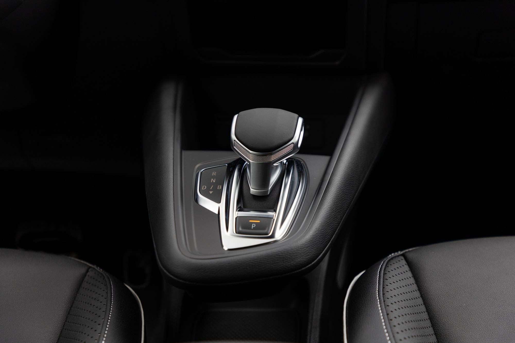 Vista lateral trasera, reflejando la dinámica y sofisticación del ASX.