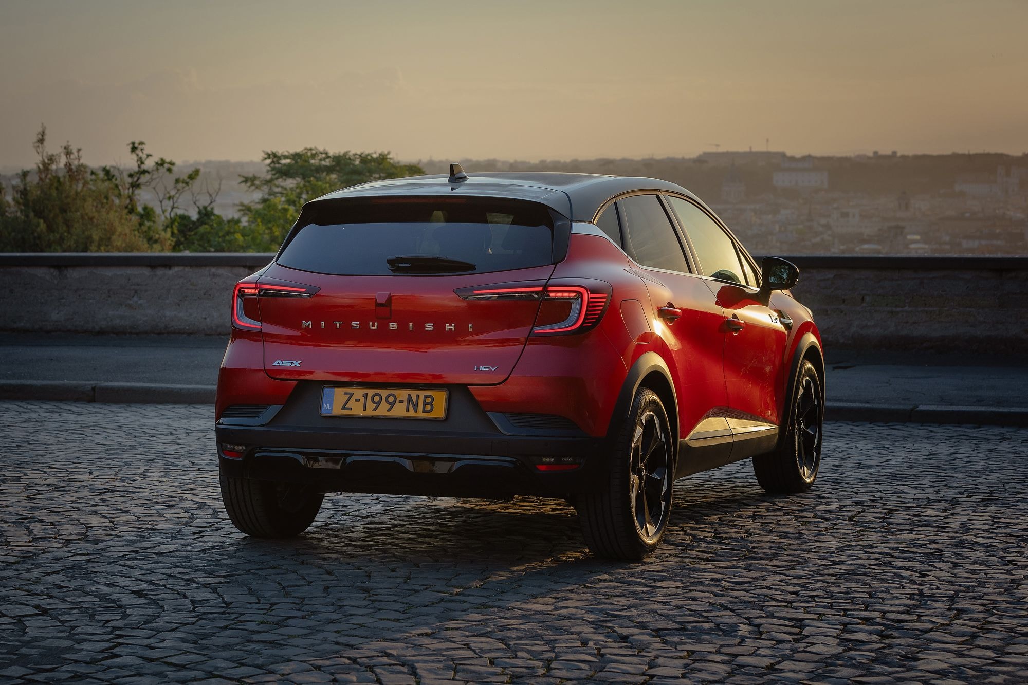 Lado del Mitsubishi ASX híbrido, mostrando su elegante silueta y agresividad.