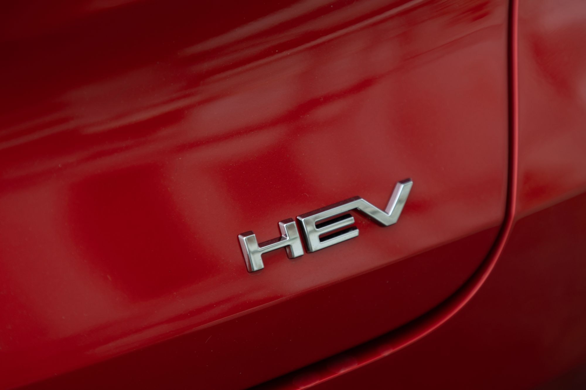 Vista trasera del Mitsubishi ASX híbrido, destacando su diseño moderno.