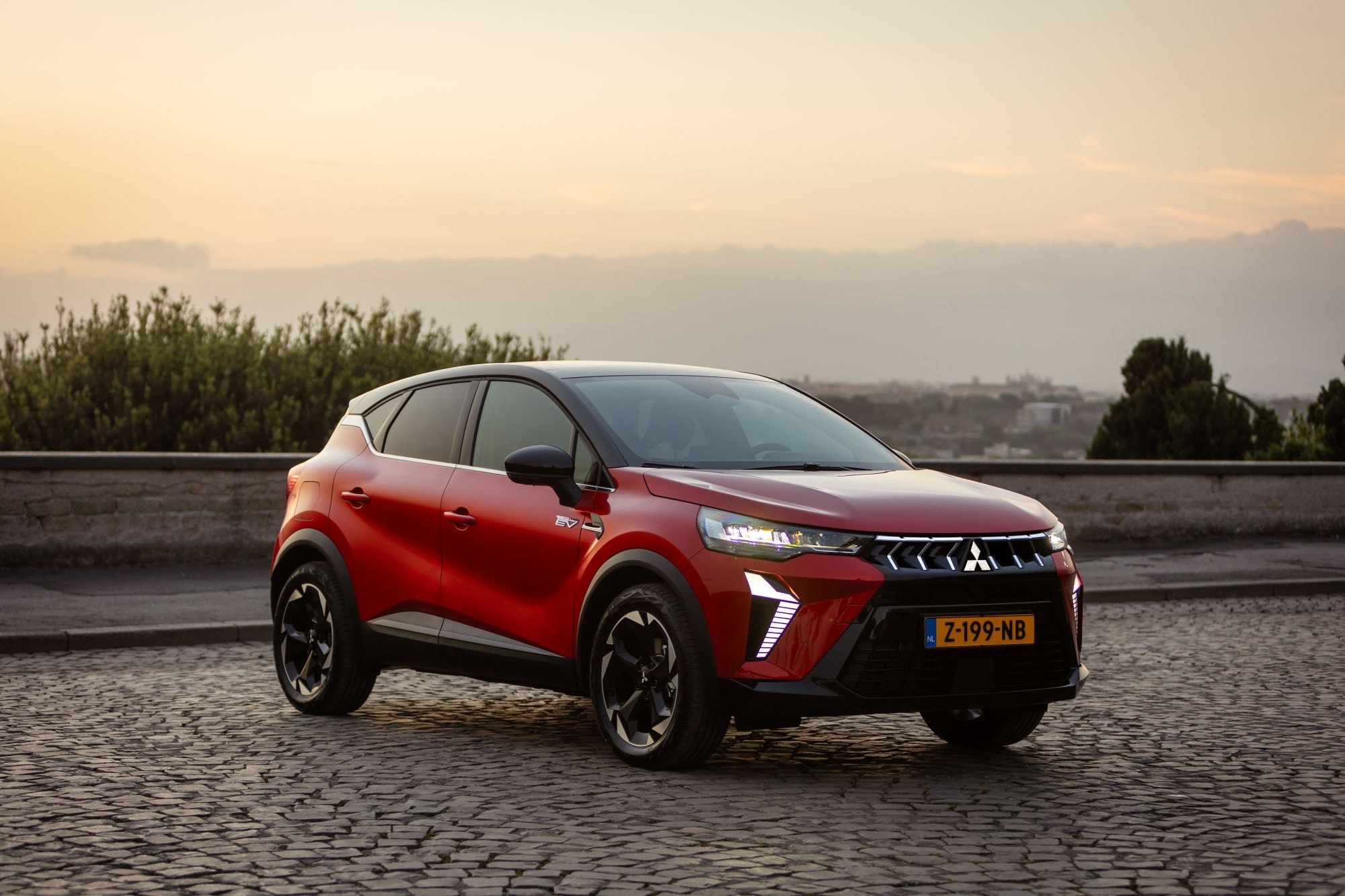 Vista trasera del Mitsubishi ASX híbrido, destacando su diseño moderno.