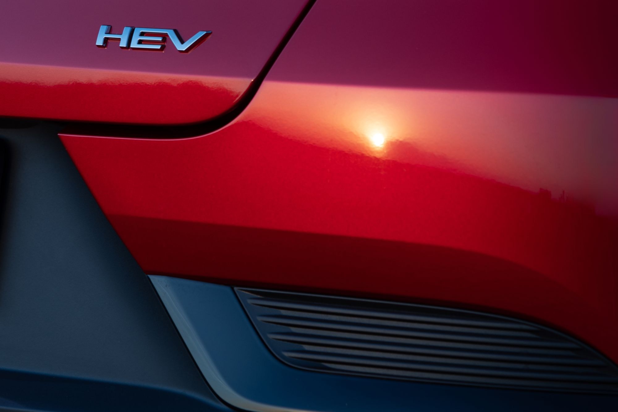 Vista trasera del Mitsubishi ASX híbrido destacando su porte robusto