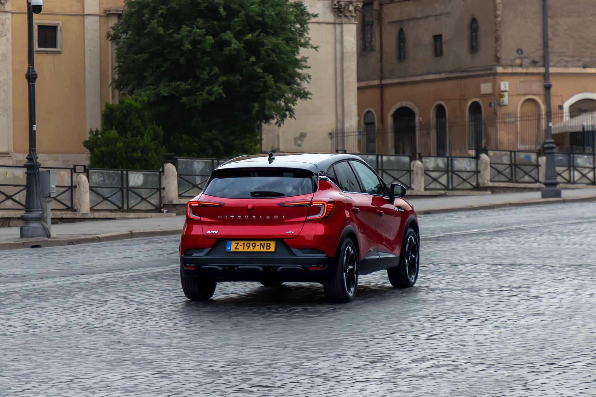 La parte trasera del Mitsubishi ASX muestra un diseño estilizado con luces LED distintivas.