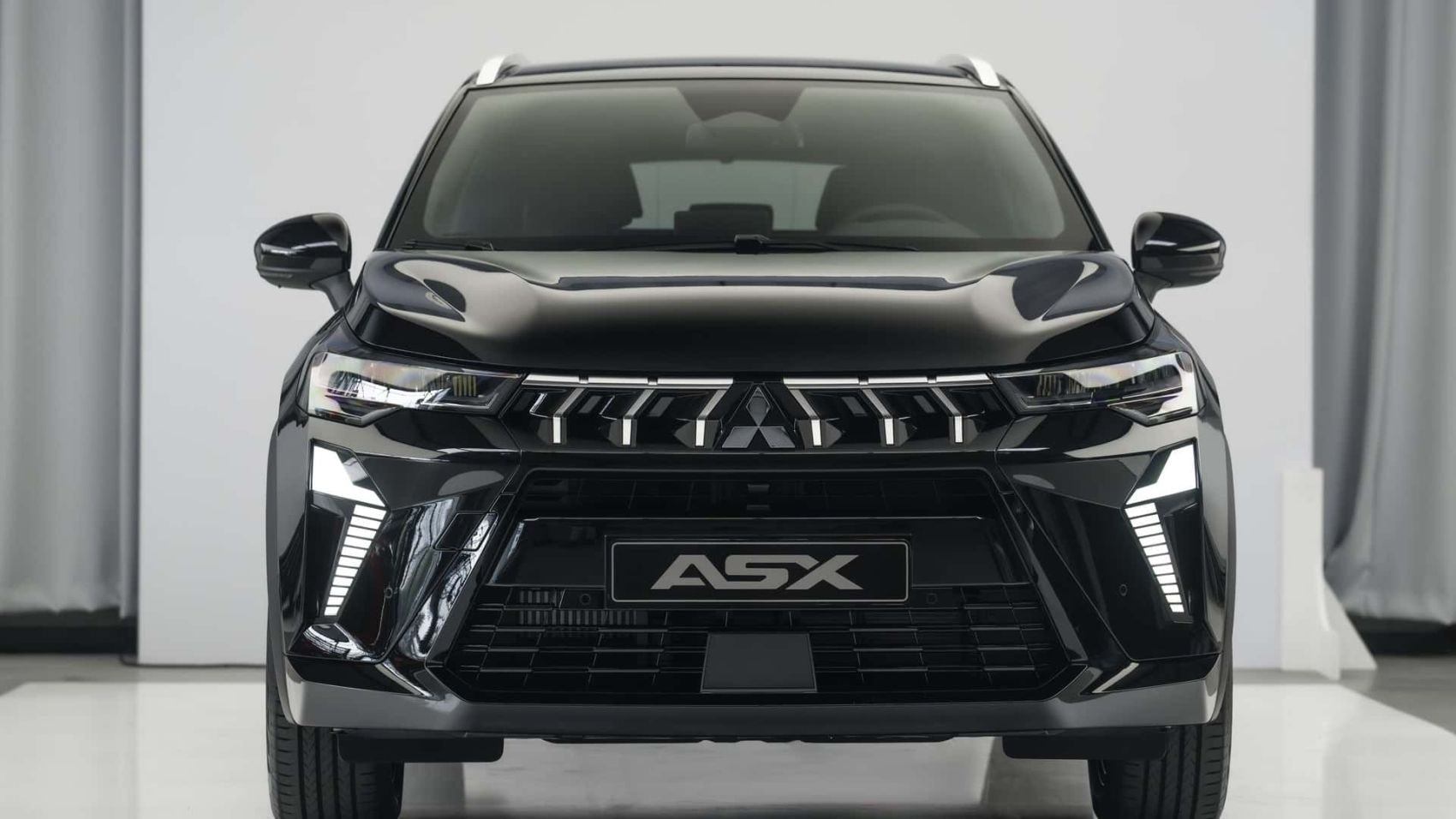 Vista frontal del ASX en negro, mostrando su parrilla distintiva.