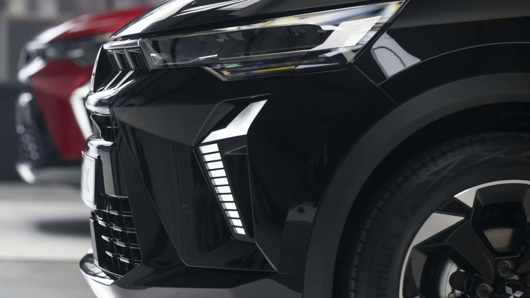 Primer plano del área frontal del ASX negro, destaca sus luces LED.