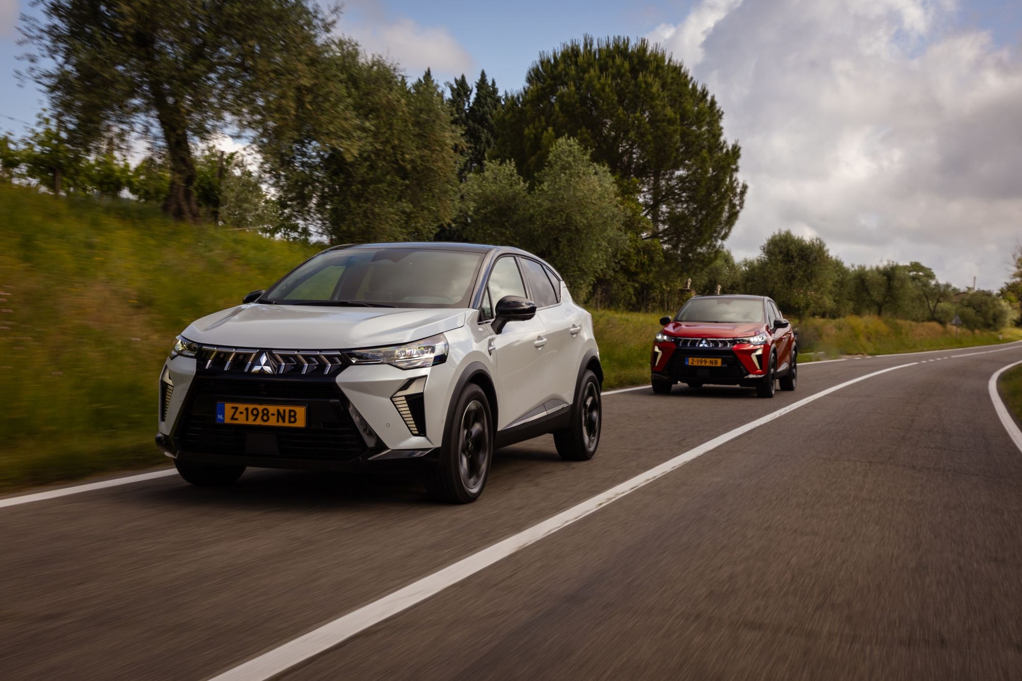 Vista del lateral del Mitsubishi ASX, mostrando su perfil deportivo y aerodinámico.