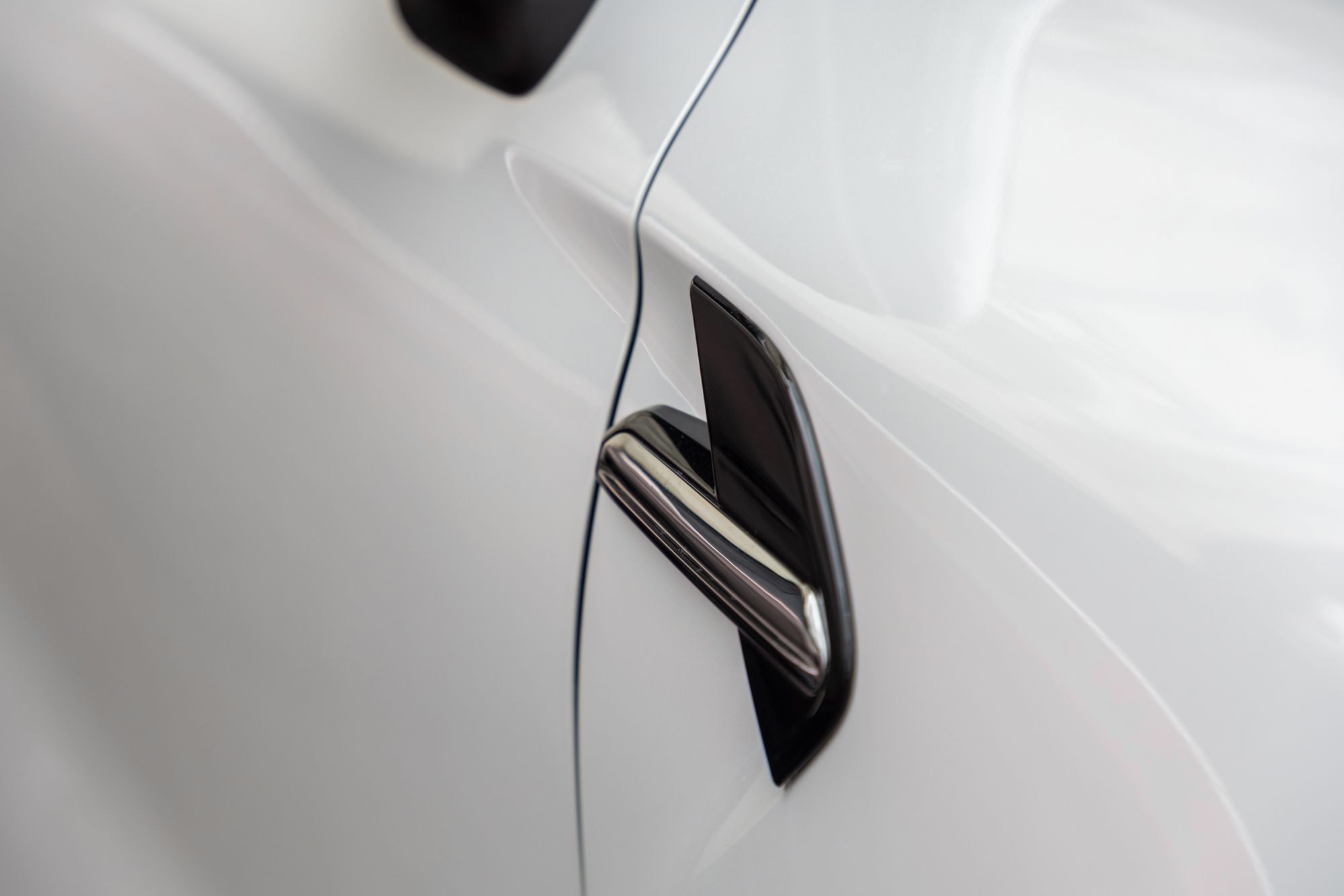 Ángulo que muestra la entrada de aire lateral del Mitsubishi ASX, enfatizando la deportividad.