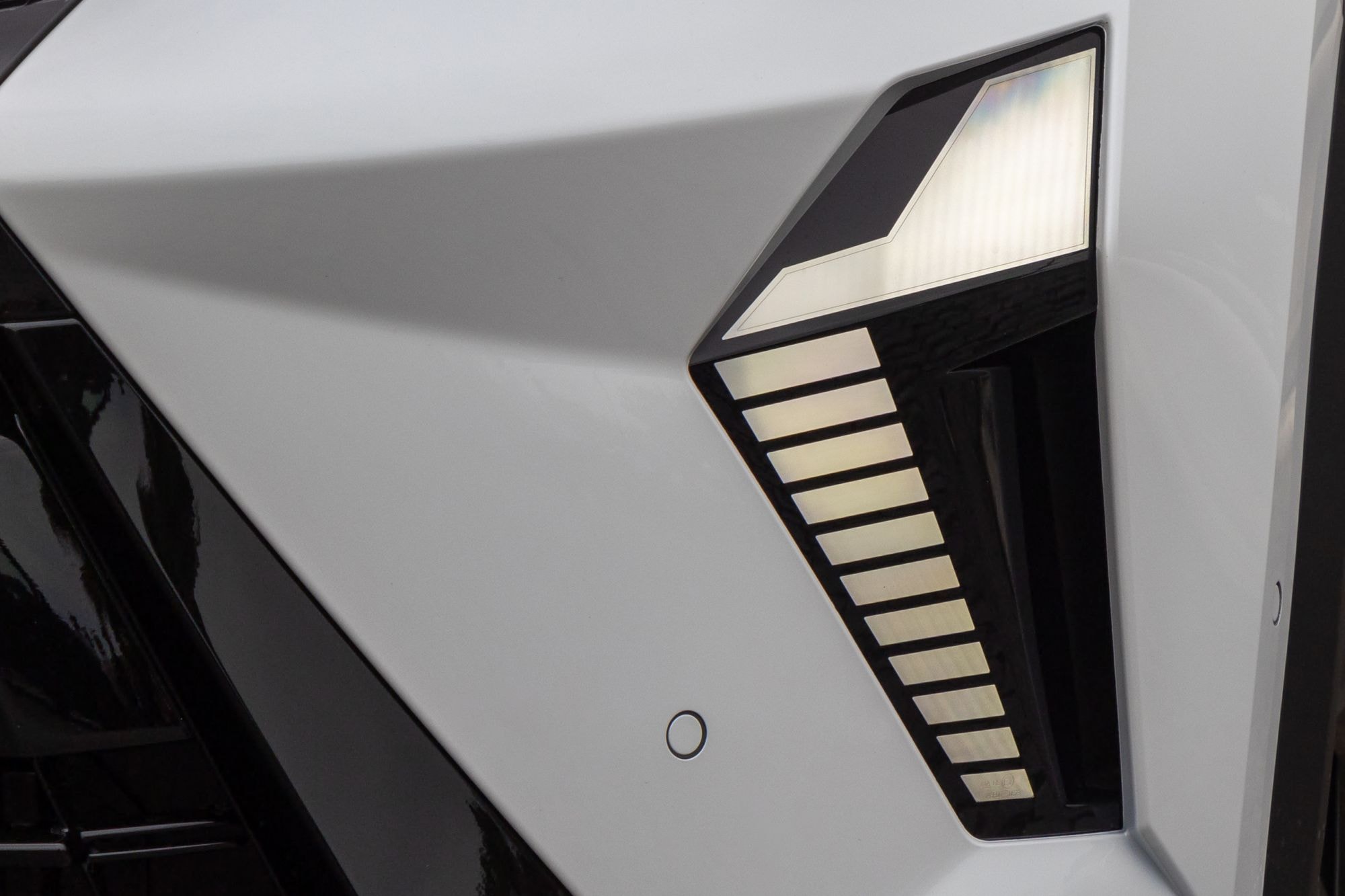 Enfoque en el emblema ASX, símbolo de la versatilidad y estilo del modelo.