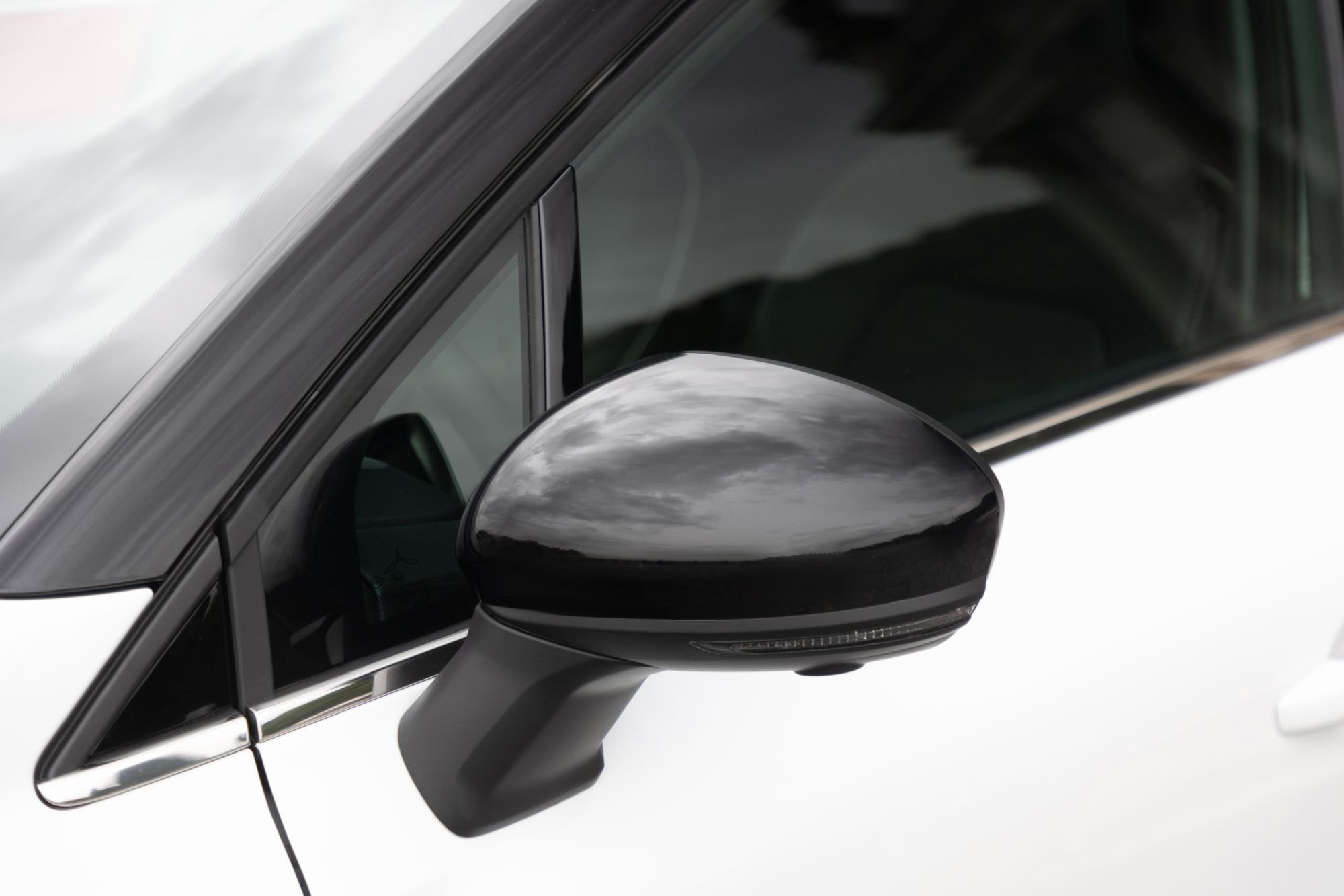 Enfoque en el faro delantero del Mitsubishi ASX, luciendo elegante y moderno.