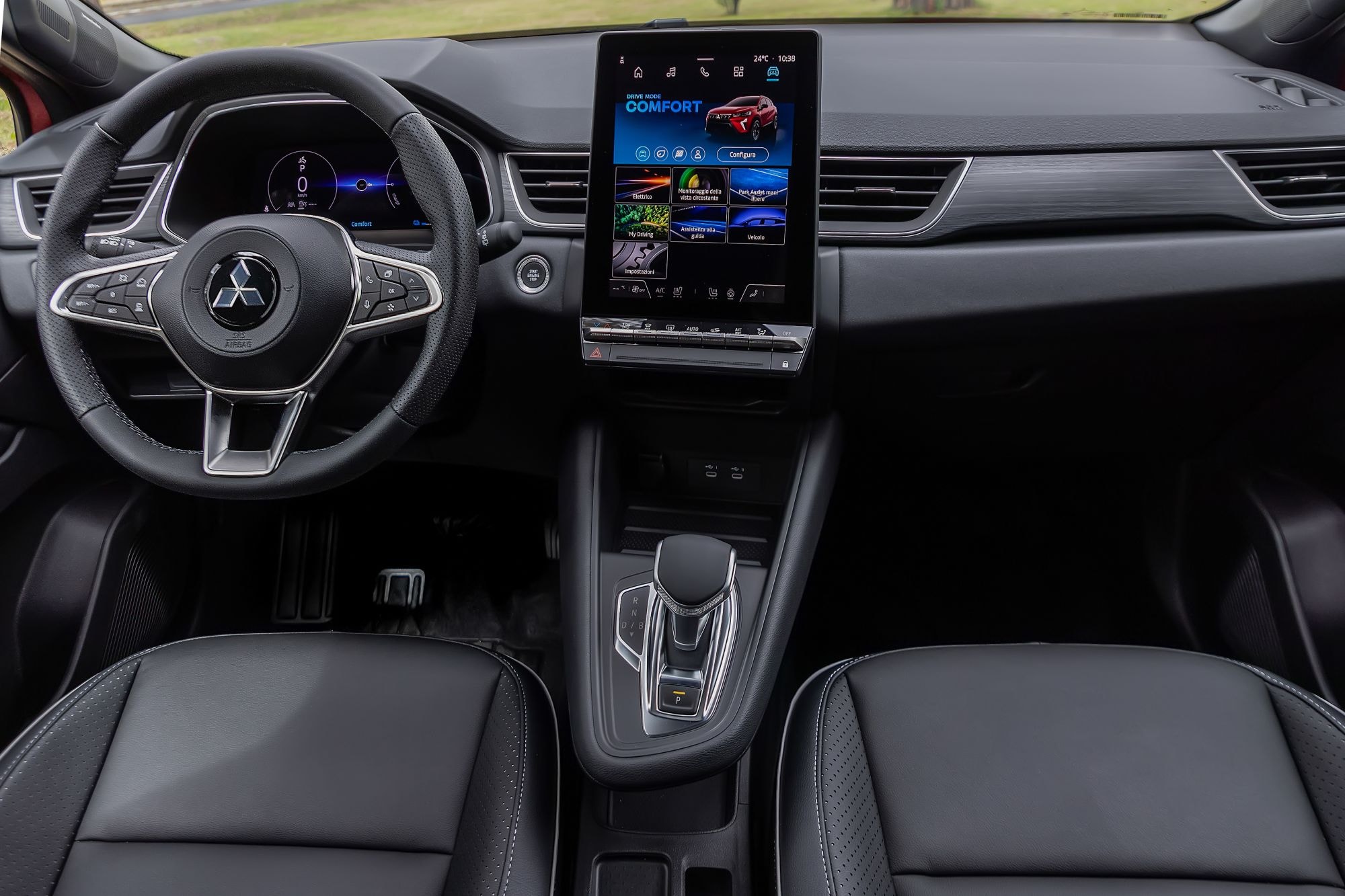 Mitsubishi ASX al atardecer, su diseño cautivador resalta en la luz.